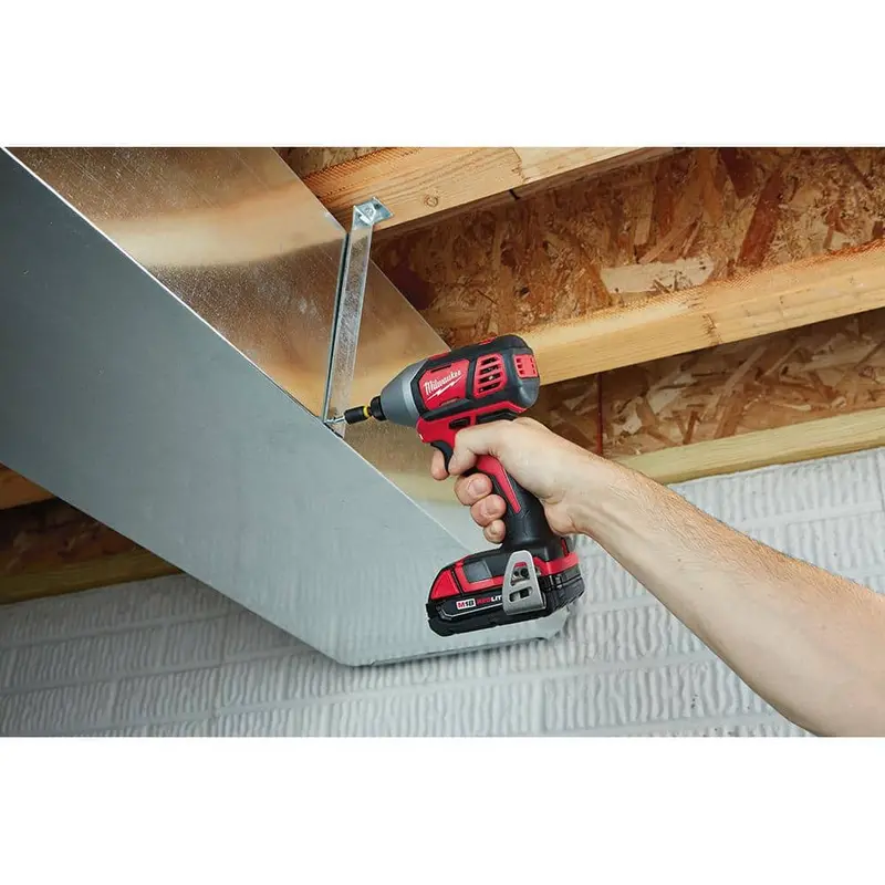 Zestaw wiertarko-wkrętarki udarowej i akumulatorowej litowo-jonowej Milwaukee M18 18 V (2 narzędzia) z dwoma akumulatorami 1,5 Ah, ładowarką i torbą narzędziową 2691-22