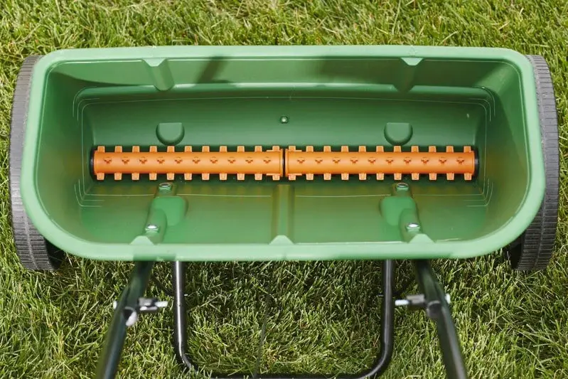 Scotts Turf Builder Classic Drop Spreader – precyzyjny ręczny rozsiewacz nasion i nawozów