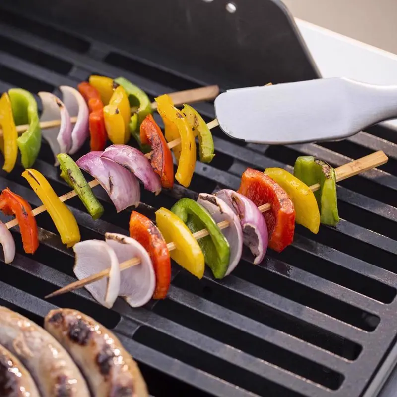 Grill gazowy propanowy Weber Spirit E-210 – 2 palniki, stylowy, czarny design umożliwiający wygodne grillowanie na świeżym powietrzu.