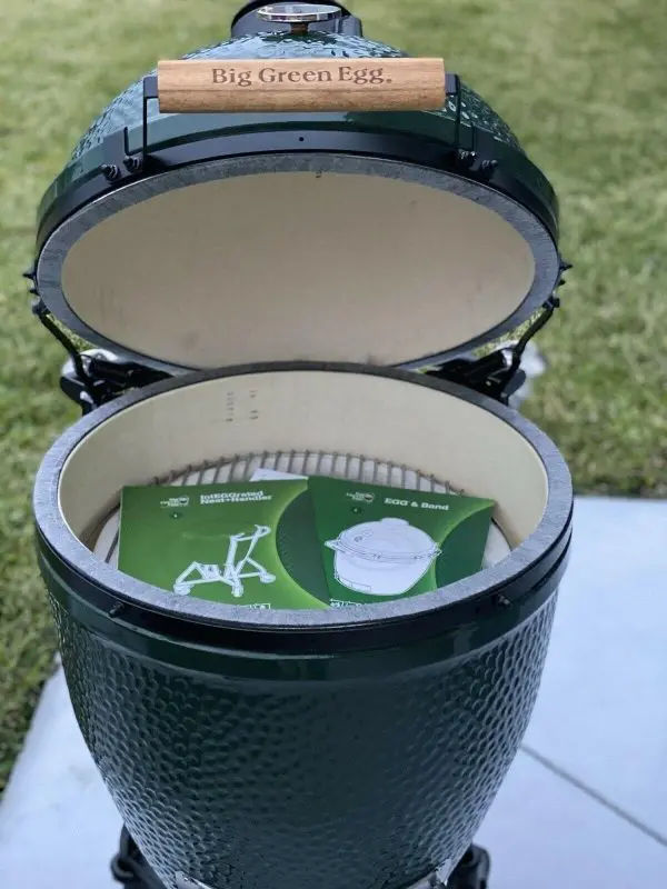 Zestaw do grillowania i wędzenia Big Green Egg – zawiera nowe akcesoria, gotowe do natychmiastowego użycia.