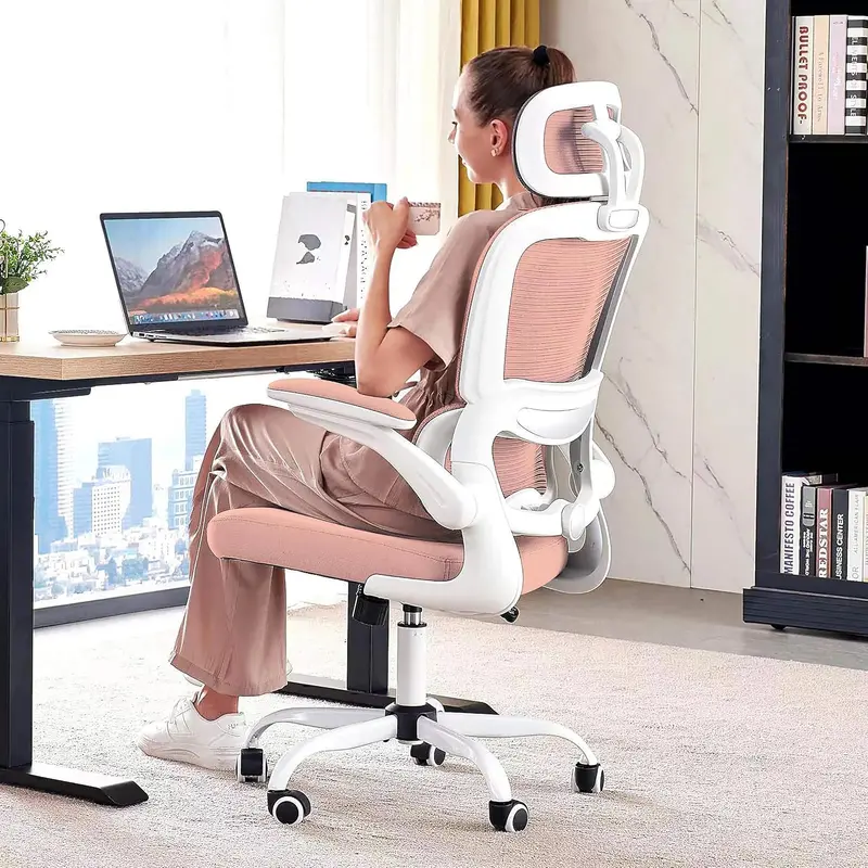 Ergonomiczny fotel biurowy z siatkowym oparciem – nośność 150 kg, kółka i konstrukcja odpowiednia do gier.