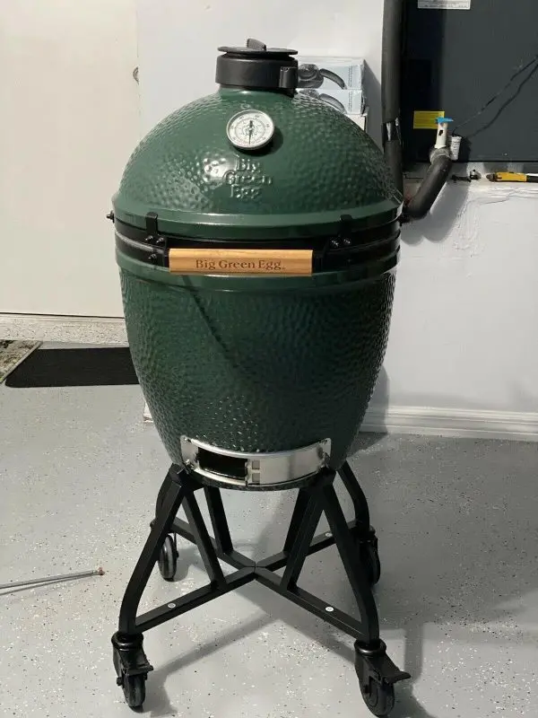 Zestaw do grillowania i wędzenia Big Green Egg – zawiera nowe akcesoria, gotowe do natychmiastowego użycia.