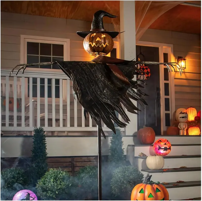 Lampion solarny na Halloween w kształcie stracha na wróble – dekoracyjny metalowy świecący palik z czujnikiem ruchu