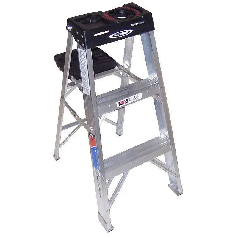 Drabina aluminiowa o wysokości 90 cm i udźwigu 136 kg.