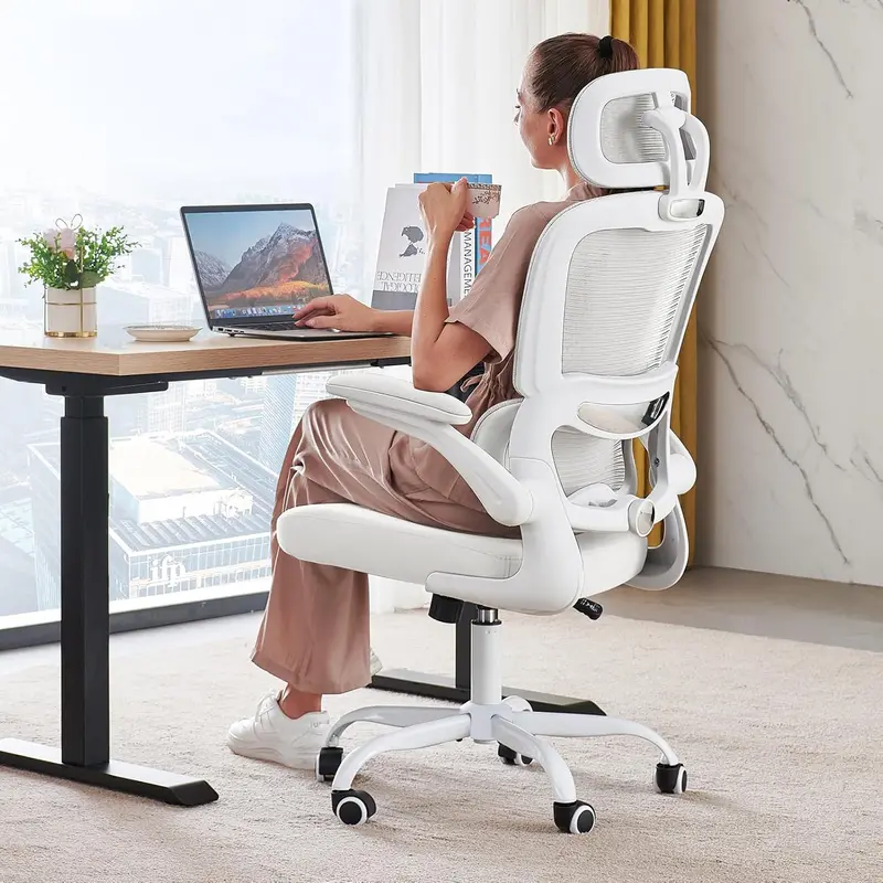 Ergonomiczny fotel biurowy z siatkowym oparciem – nośność 150 kg, kółka i konstrukcja odpowiednia do gier.