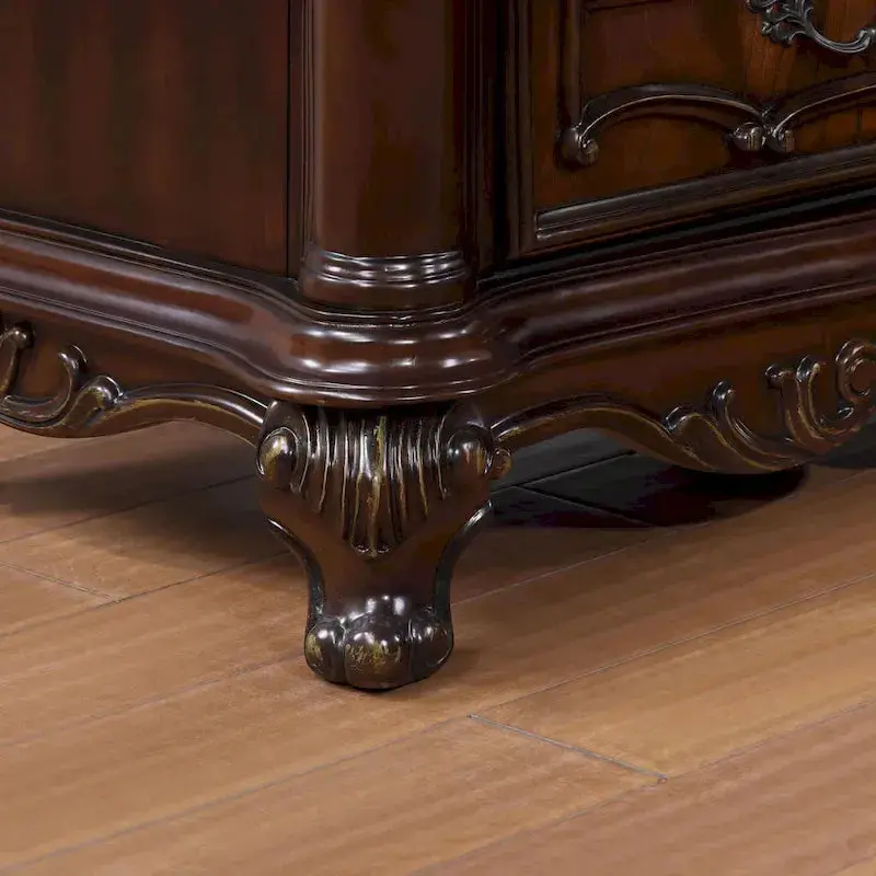 Komplet sypialniany Eugene marki Furniture of America – tradycyjna kolekcja składająca się z 3 elementów w kolorze ciemnej wiśni.