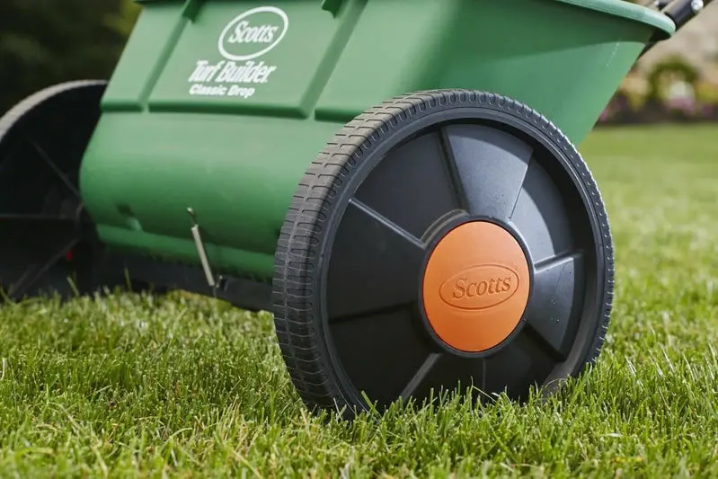 Scotts Turf Builder Classic Drop Spreader – precyzyjny ręczny rozsiewacz nasion i nawozów