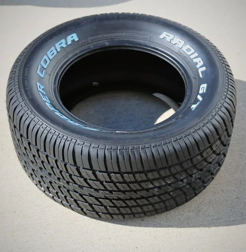 Opona całoroczna Cooper Cobra Radial G/T – 295/50R15 105S o wysokiej wydajności, odpowiednia do samochodów typu muscle car i SUV-ów