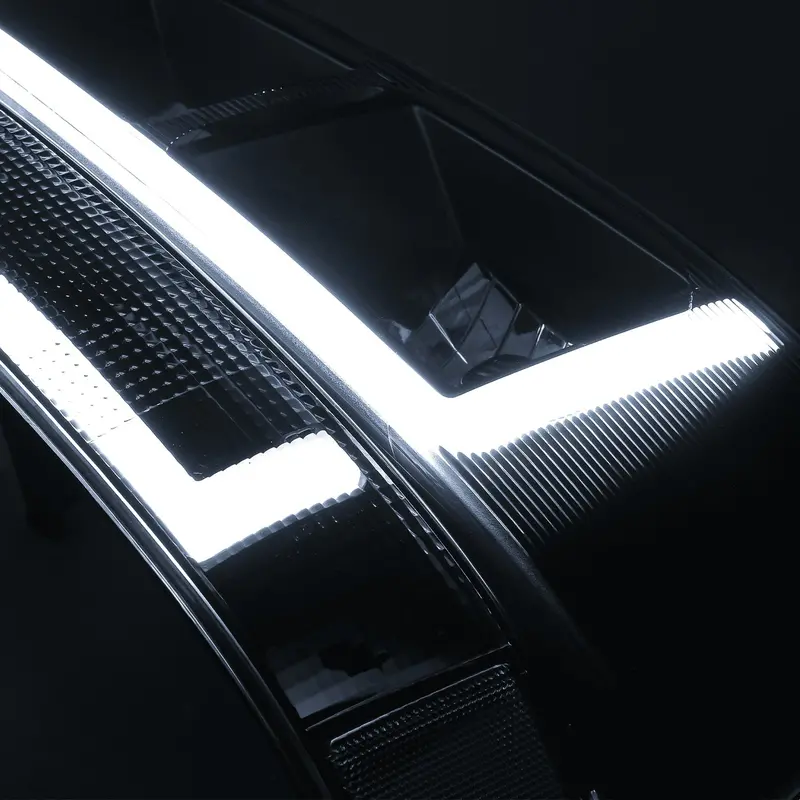 Zestaw 4 pasów świateł do jazdy dziennej LED (lewy i prawy) z czarnymi reflektorami i kierunkowskazami w zderzaku – bezpośrednia wymiana i modernizacja dla vanów Chevrolet Express z lat 2003–2023