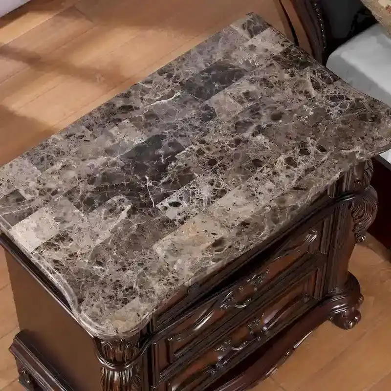Komplet sypialniany Eugene marki Furniture of America – tradycyjna kolekcja składająca się z 3 elementów w kolorze ciemnej wiśni.