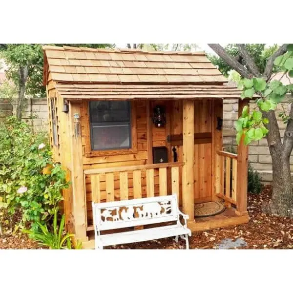 Outdoor Living Today Cedar Playhouse — model Little Squirt o długości 1,8 metra z drzwiami typu Dutch