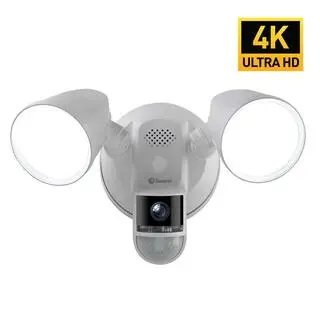 Przewodowa kamera bezpieczeństwa zewnętrzna Swann Floodlight 4K z BEZPŁATNĄ pamięcią lokalną SWIFI-4KFLOCAM-US