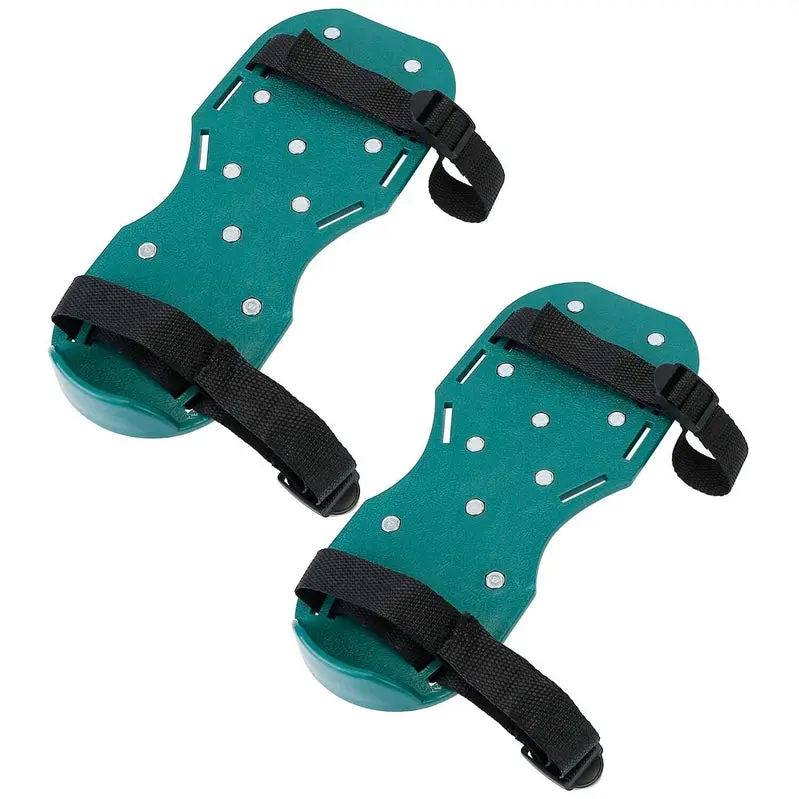 Kolczaste buty do napowietrzania trawnika – model na 2023 r., z nowymi, regulowanymi paskami.