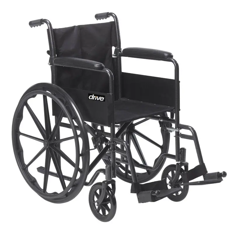 Lekki wózek inwalidzki Drive Medical Silver Sport 1 z podłokietnikami na całej długości i wyjmowanymi, regulowanymi bocznie podnóżkami.