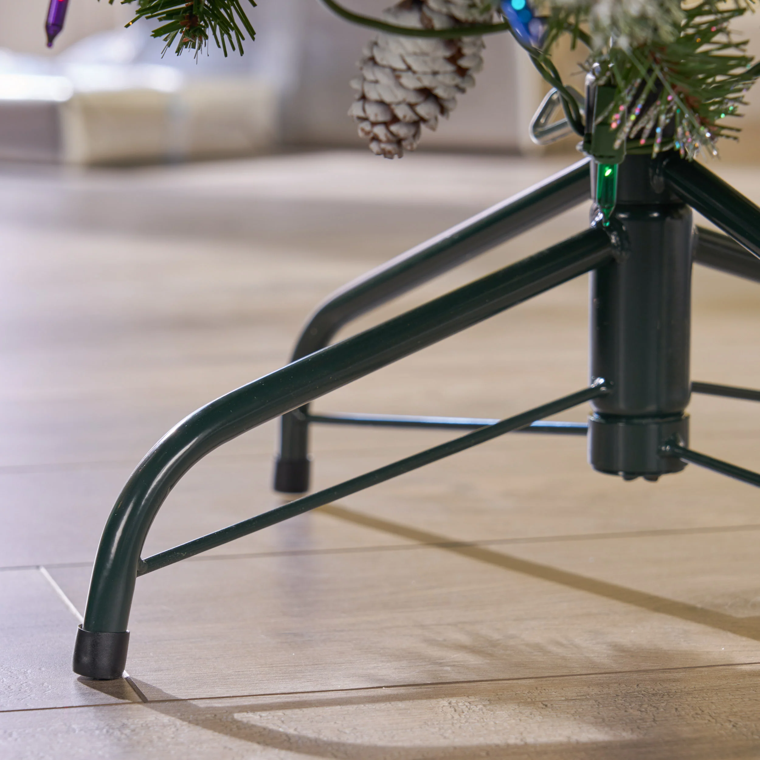 4.5-foot Mixed Spruce Hinged Artificial Christmas Tree with Glitter Branches, Red Berries, and Pinecones - furnbro