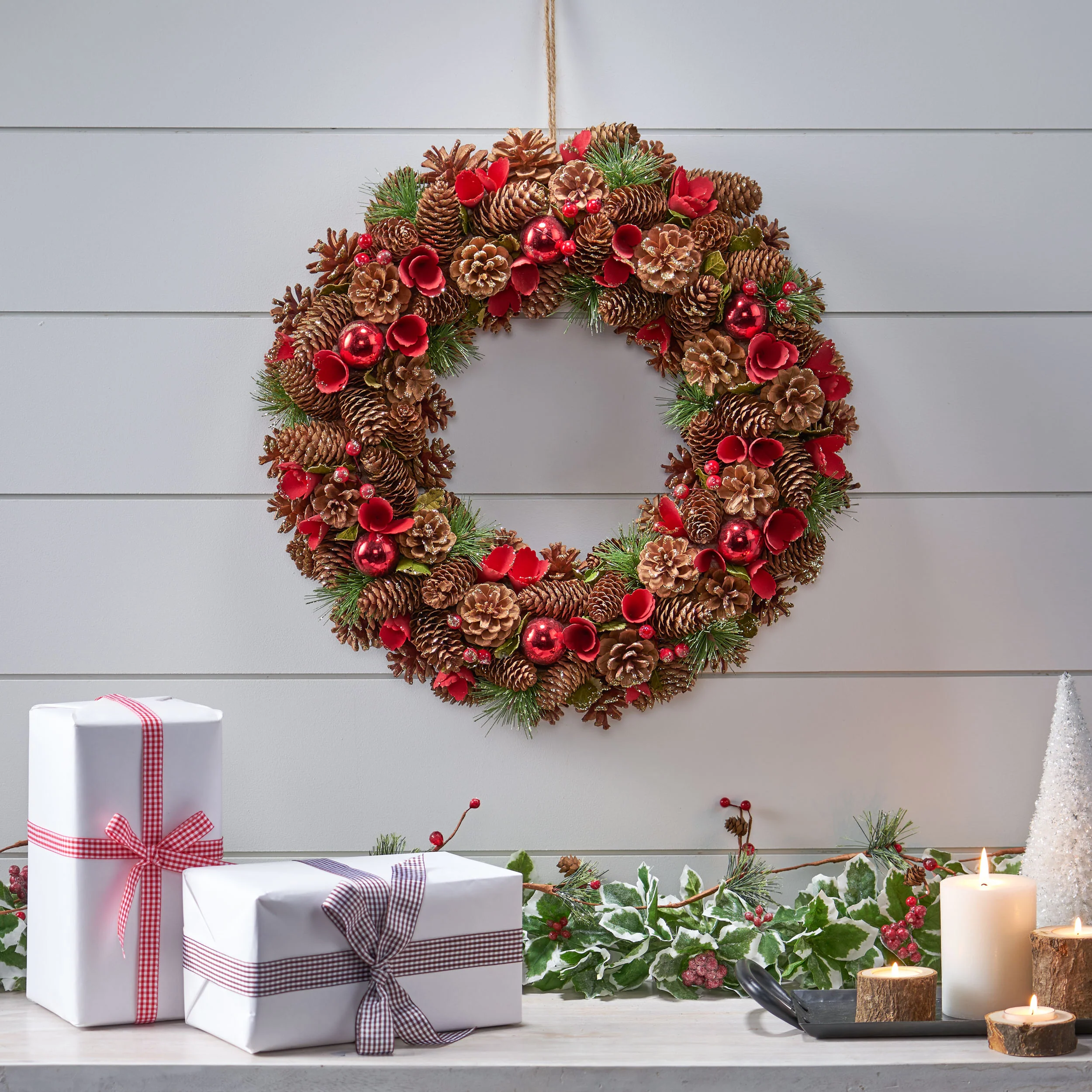 18.5 Inch Artificial Pinecone and Glitter Christmas Wreath - furnishings