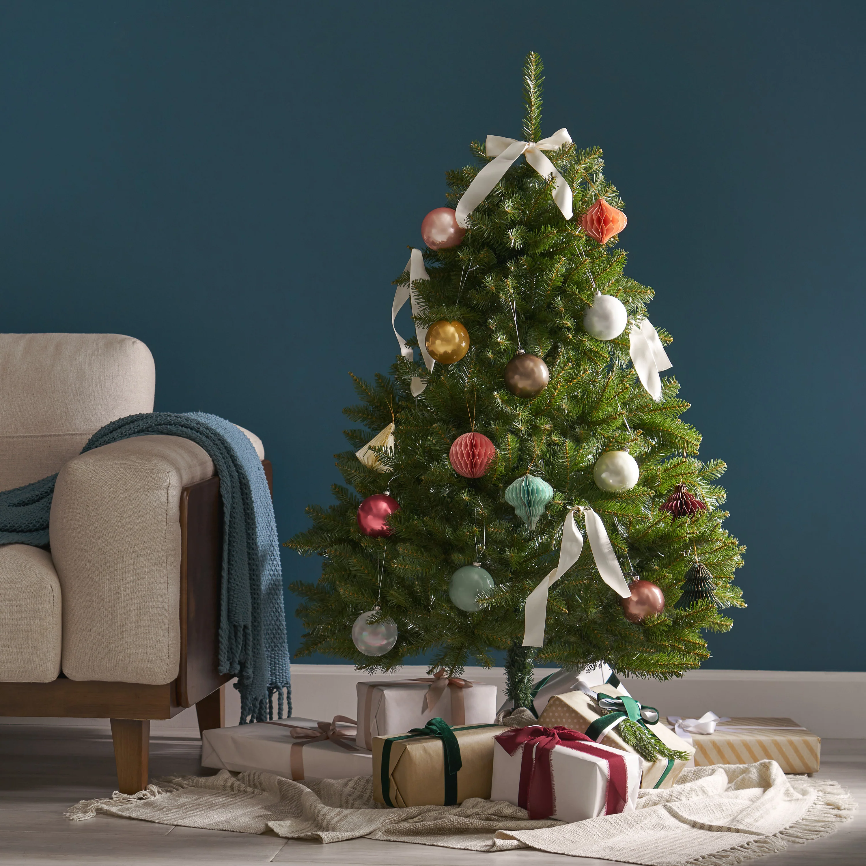 4.5-foot Fraser Fir Hinged Artificial Christmas Tree - furnishings