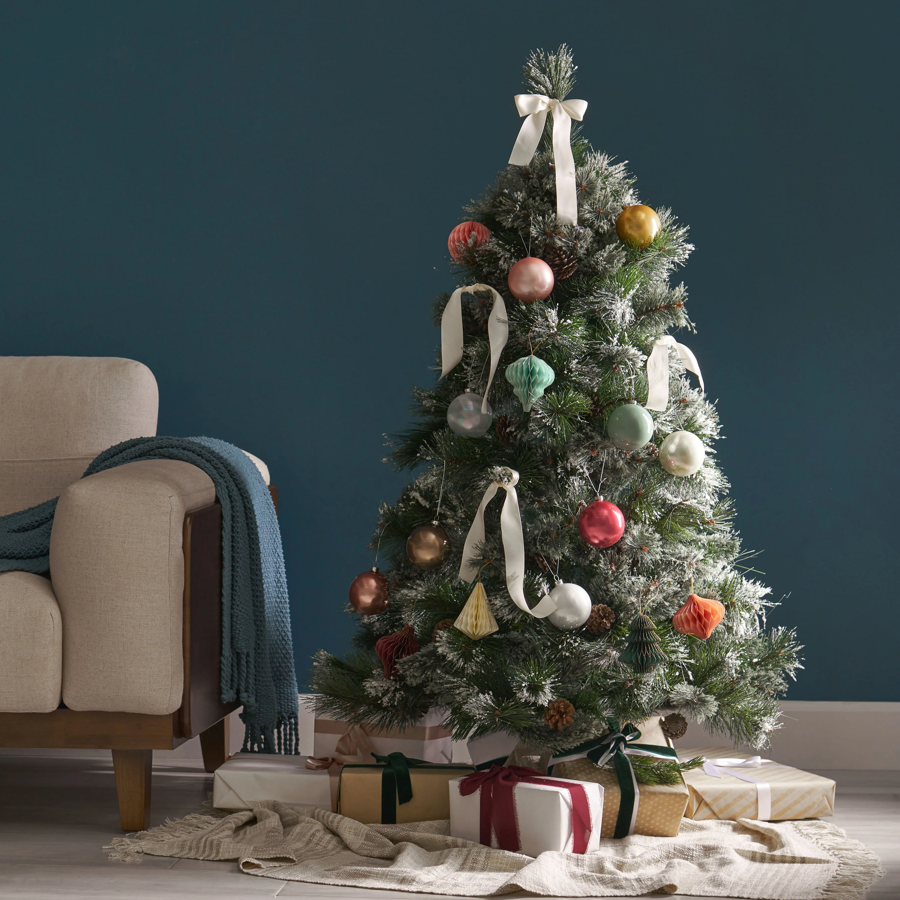 4.5-foot Cashmere Pine and Mixed Needles Hinged Artificial Christmas Tree with Snowy Branches and Pinecones - furnishings