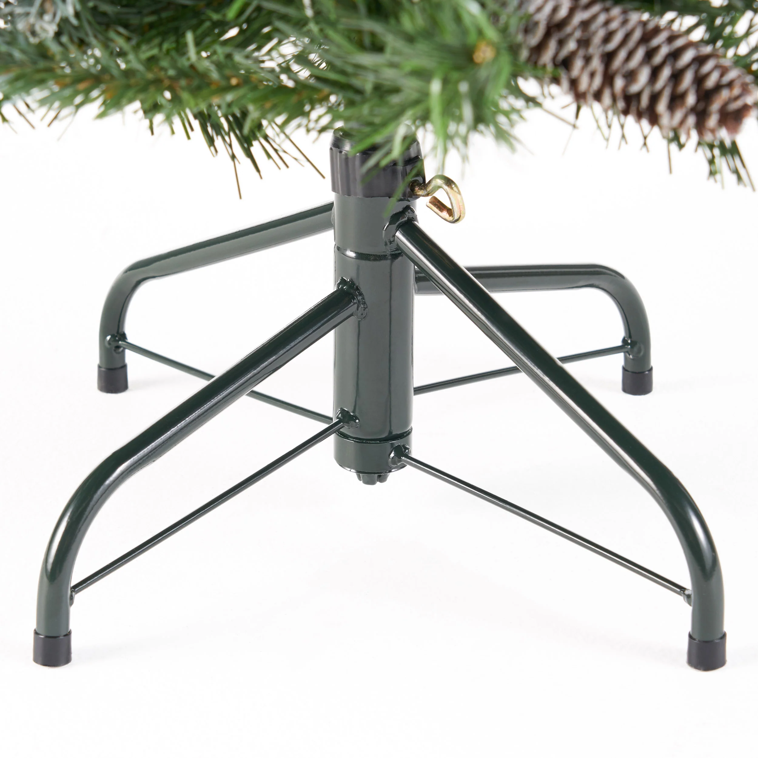 4.5-foot Mixed Spruce Hinged Artificial Christmas Tree with Frosted Branches, Red Berries, and Frosted Pinecones - furnbro