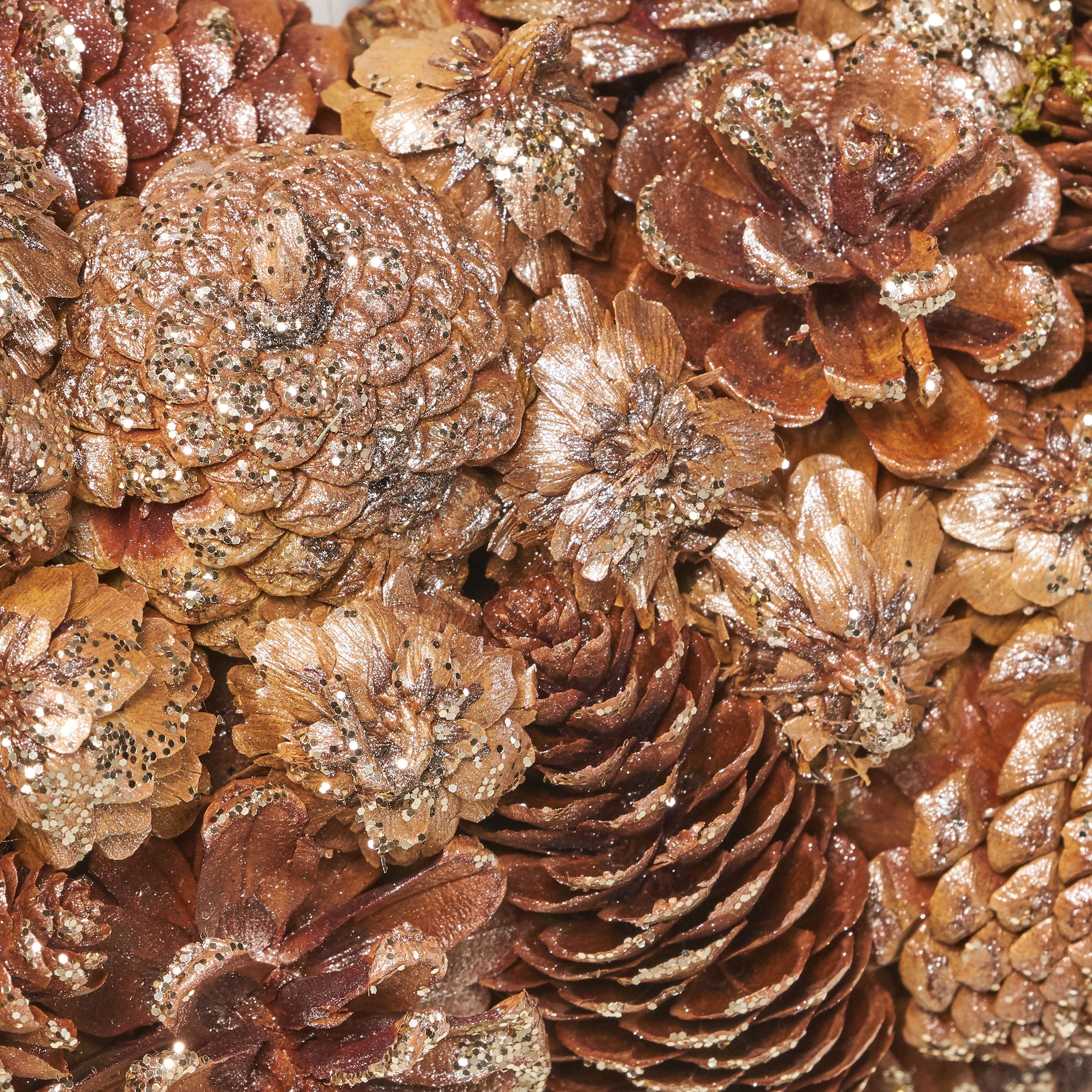 18.5 Inch Artificial Pinecone and Glitter Christmas Wreath - furnishings