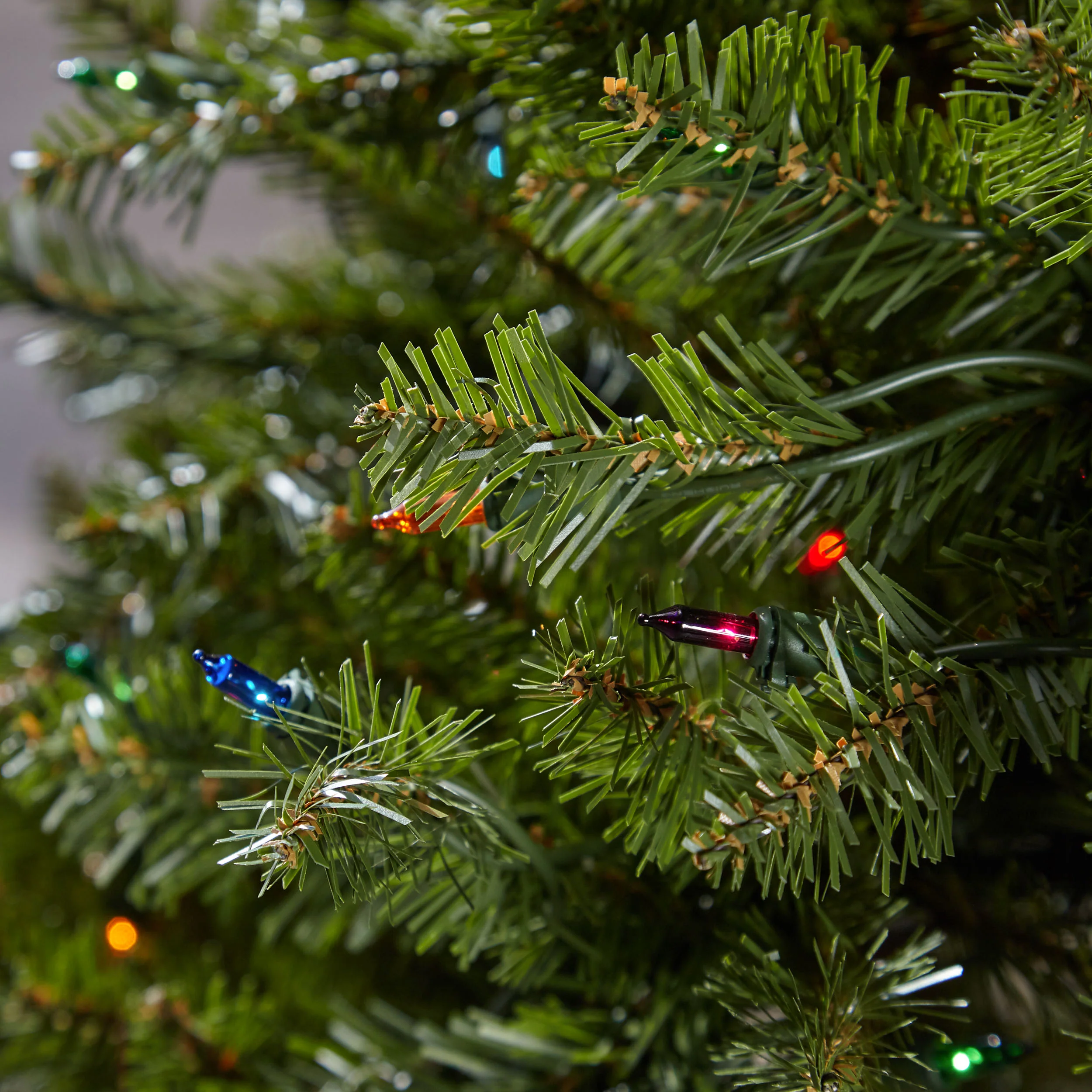 4.5-foot Fraser Fir Hinged Artificial Christmas Tree - furnishings