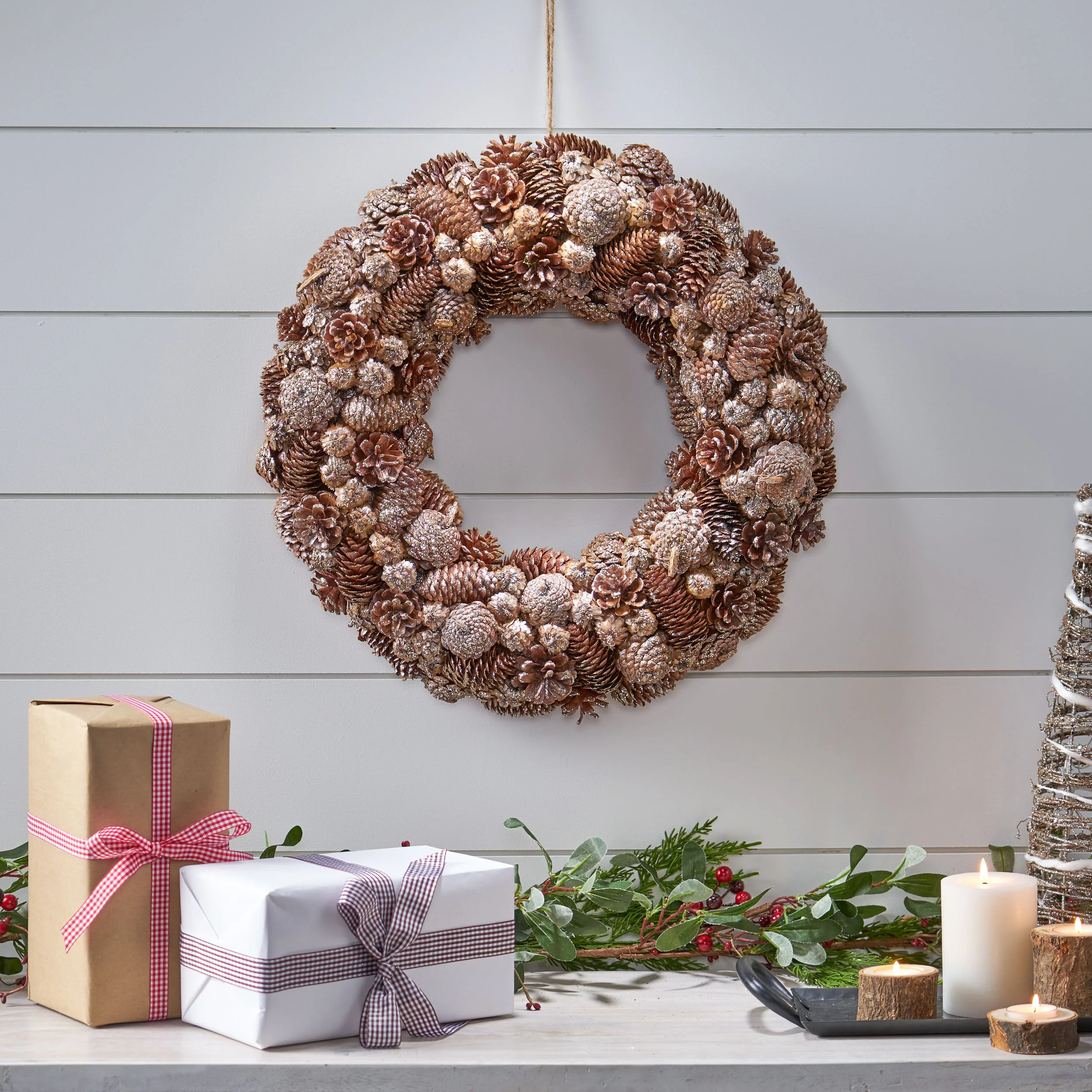 18.5 Inch Artificial Pinecone and Glitter Christmas Wreath - furnishings