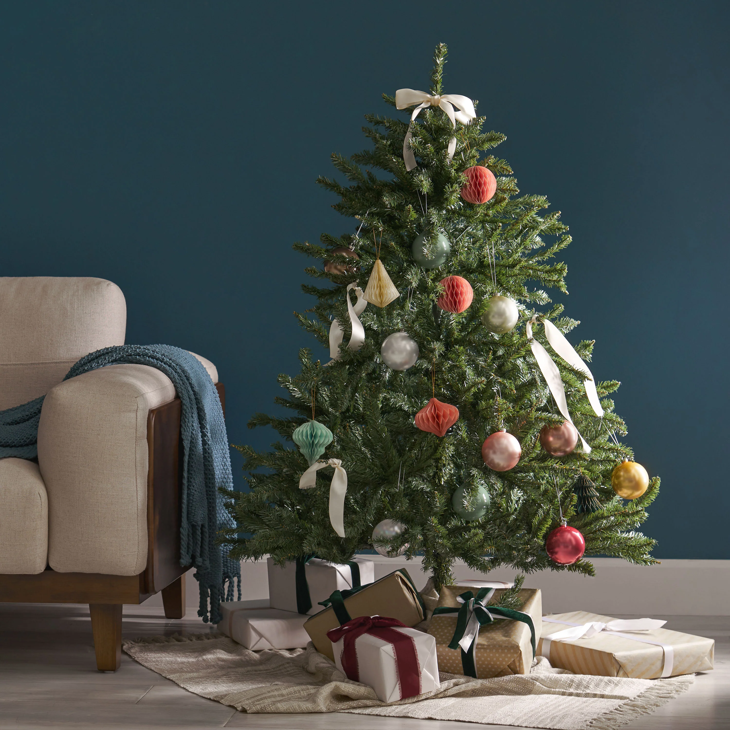 4.5-foot Norway Spruce Hinged Artificial Christmas Tree - furnishings