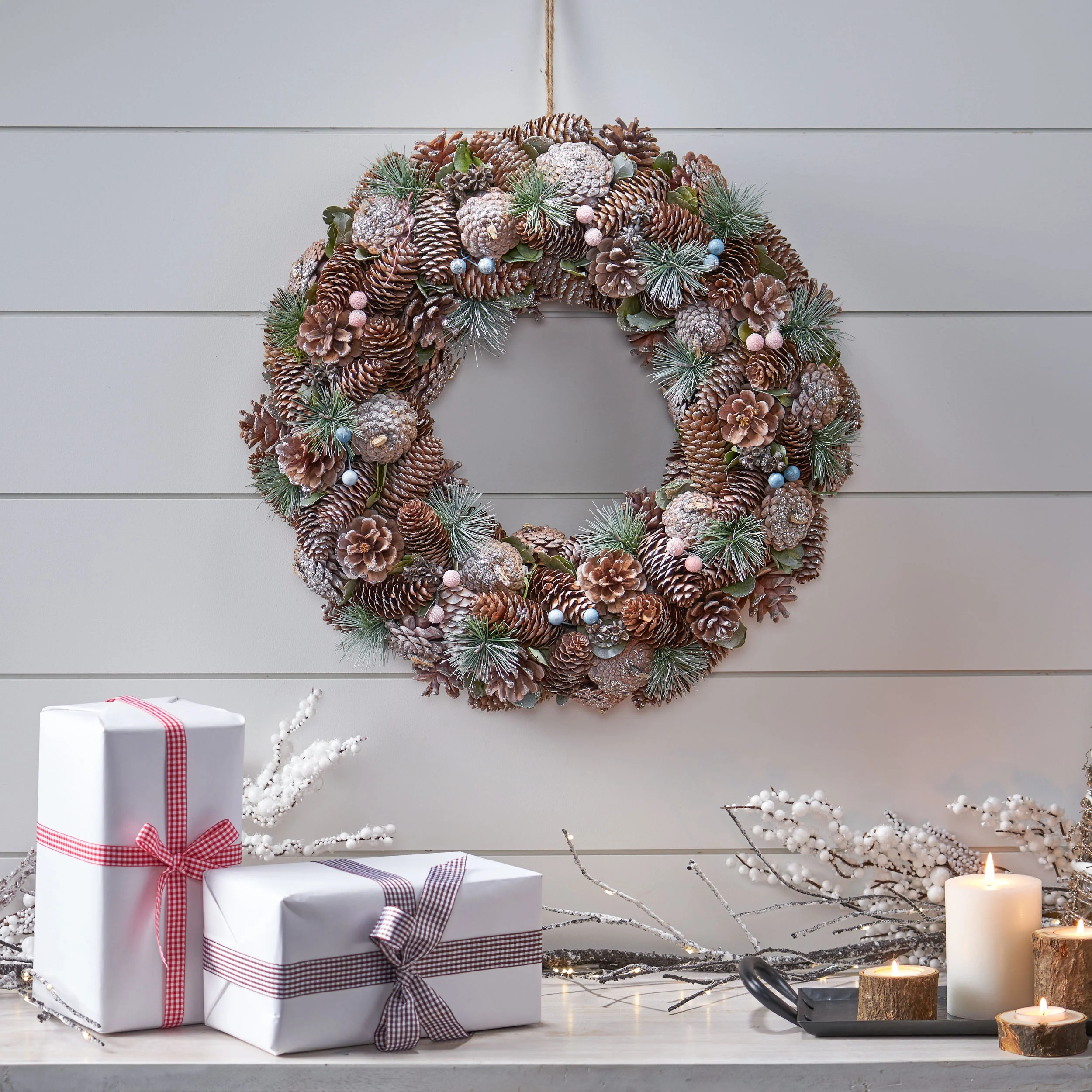 18.5 Inch Artificial Pinecone and Glitter Christmas Wreath - furnishings