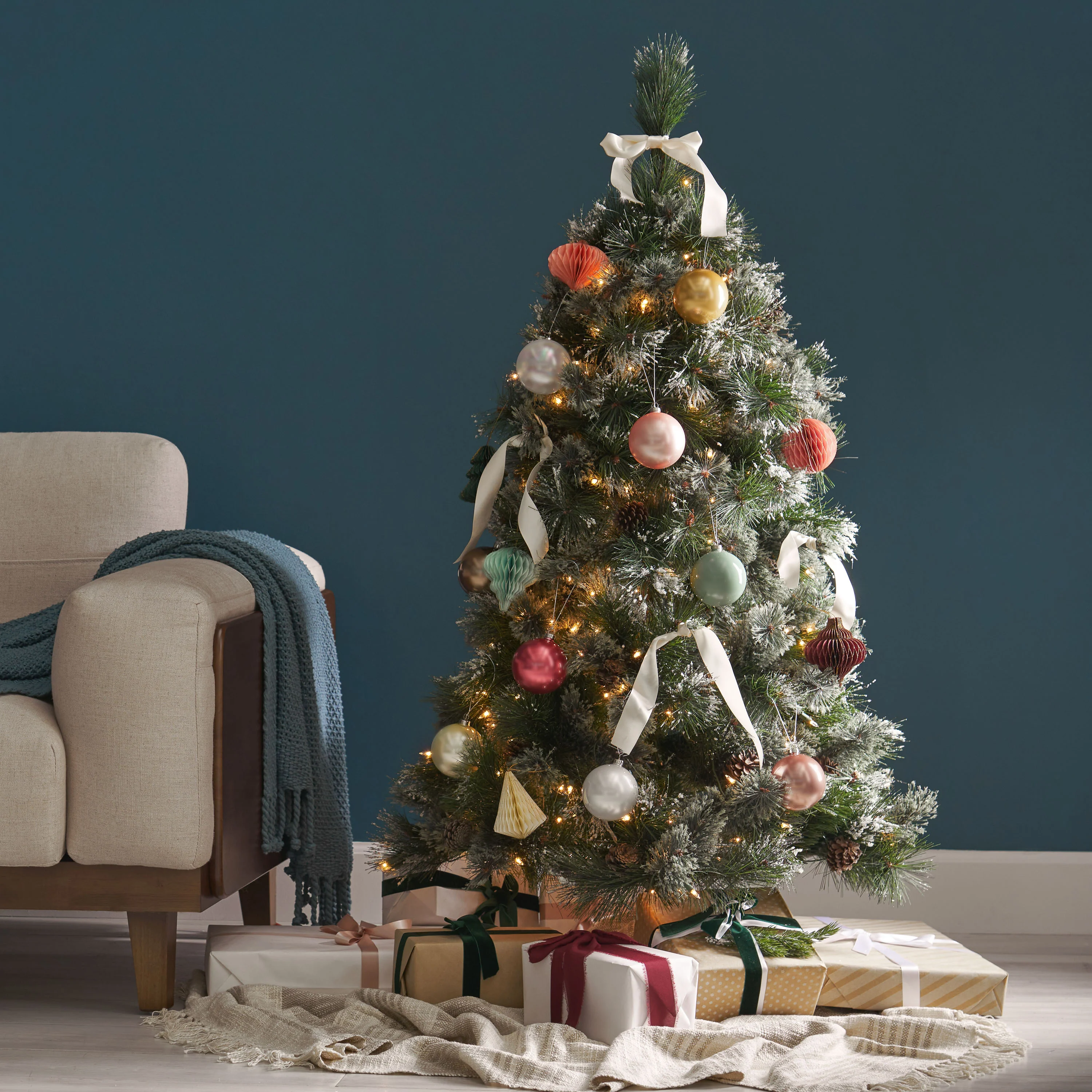 4.5-foot Cashmere Pine and Mixed Needles Hinged Artificial Christmas Tree with Snowy Branches and Pinecones - furnishings