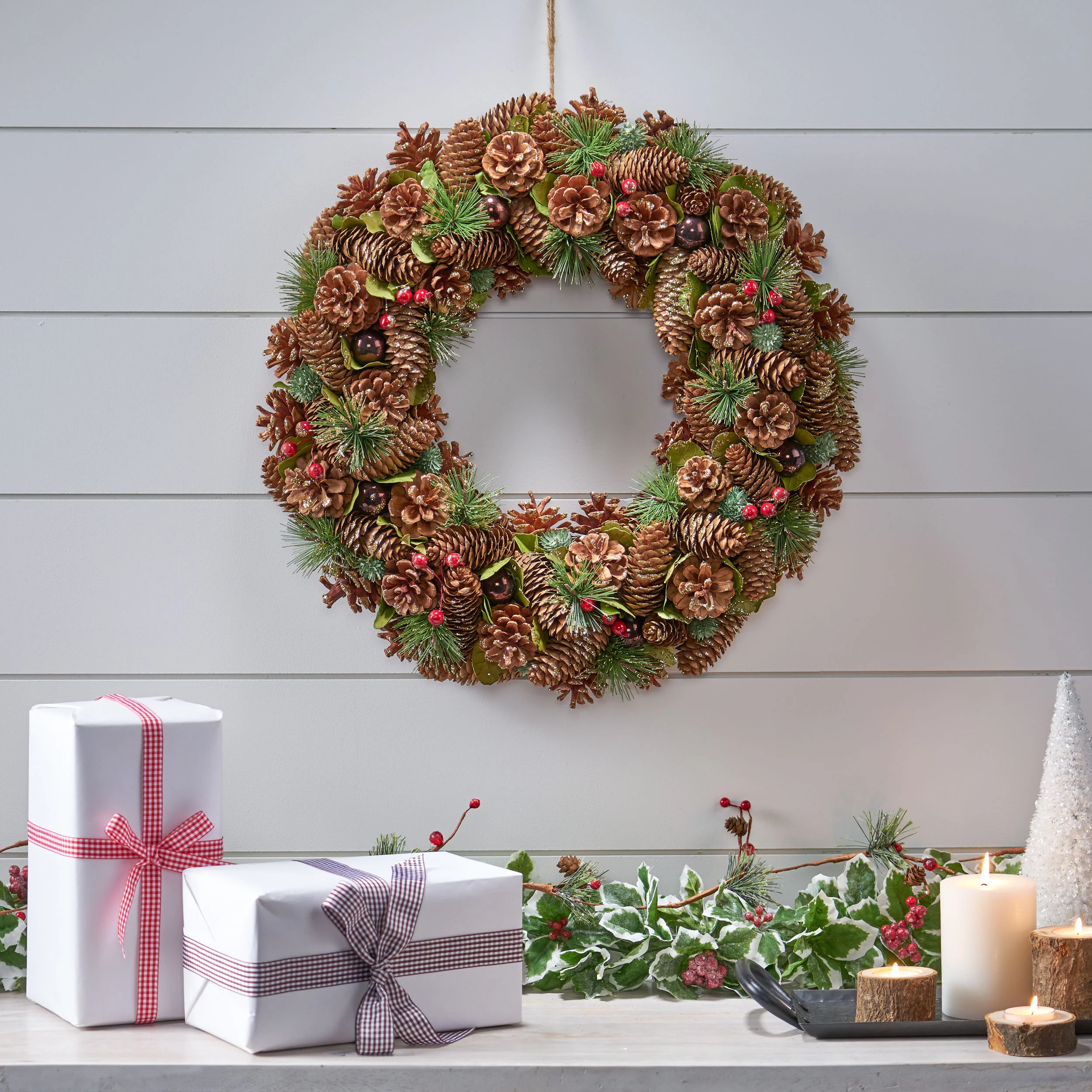 18.5 Inch Artificial Pinecone and Glitter Christmas Wreath - furnishings