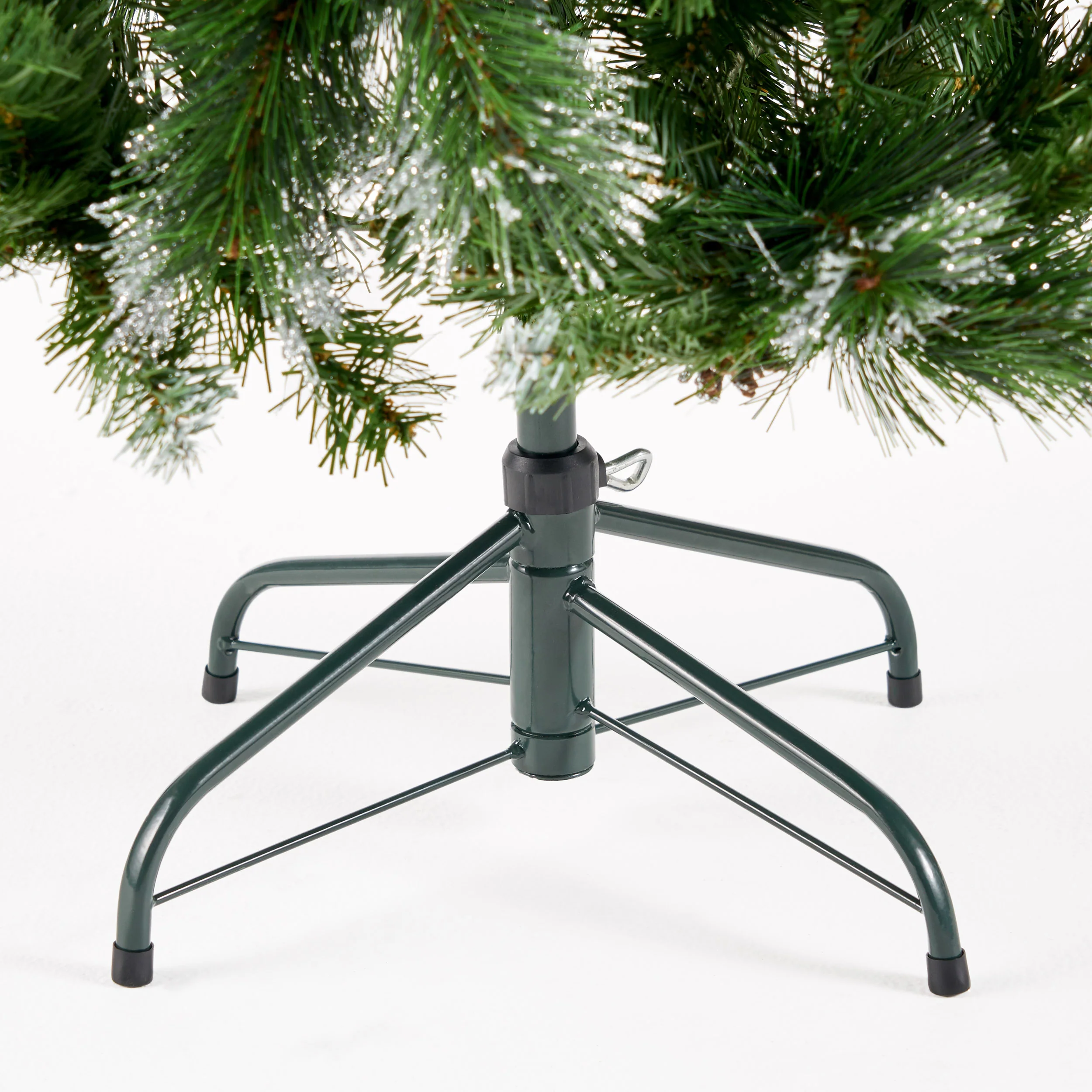 4.5-foot Mixed Spruce Hinged Artificial Christmas Tree with Glitter Branches, Red Berries, and Pinecones - furnbro