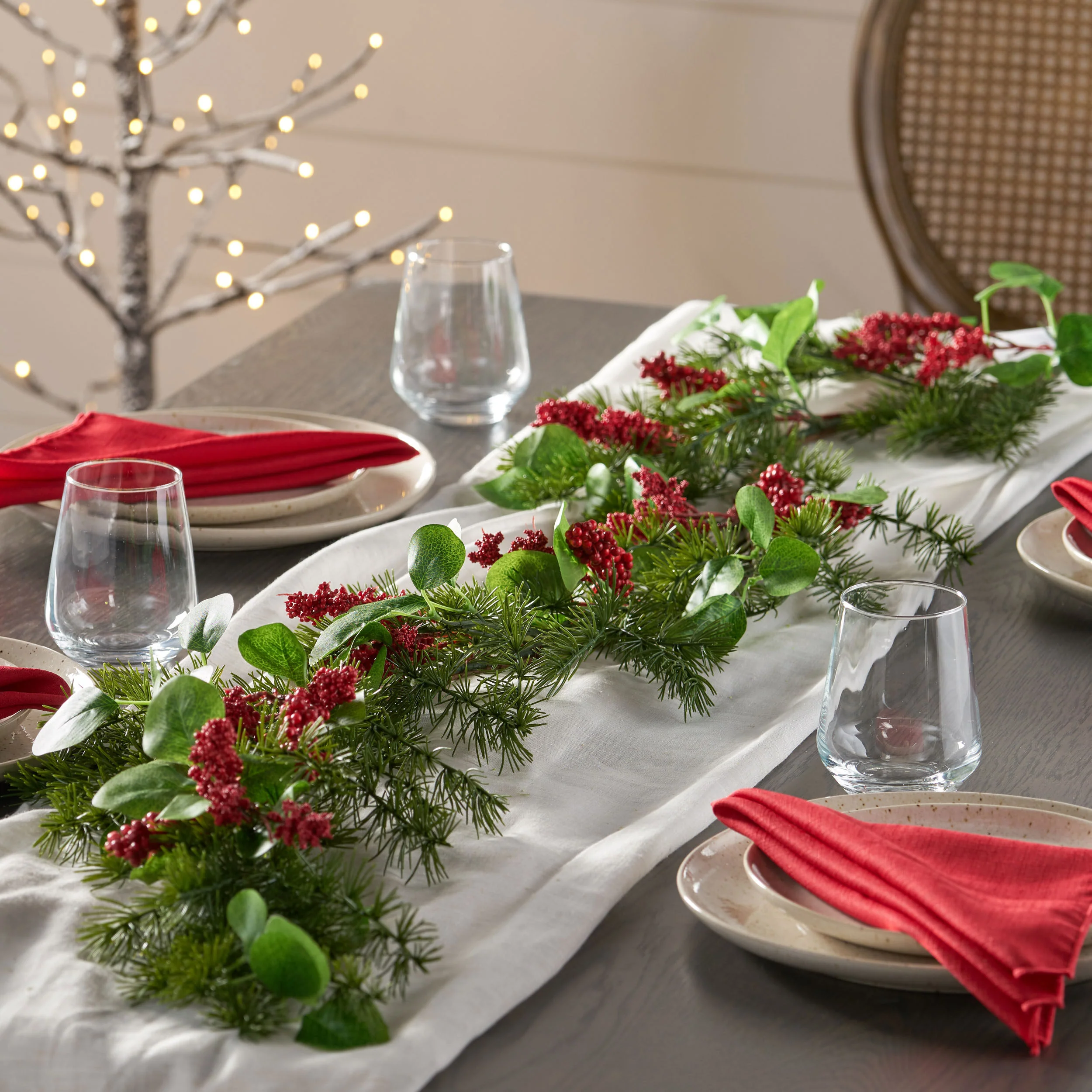 Loveren 5-foot Eucalyptus and Pine Artificial Garland with Berries - furnishings