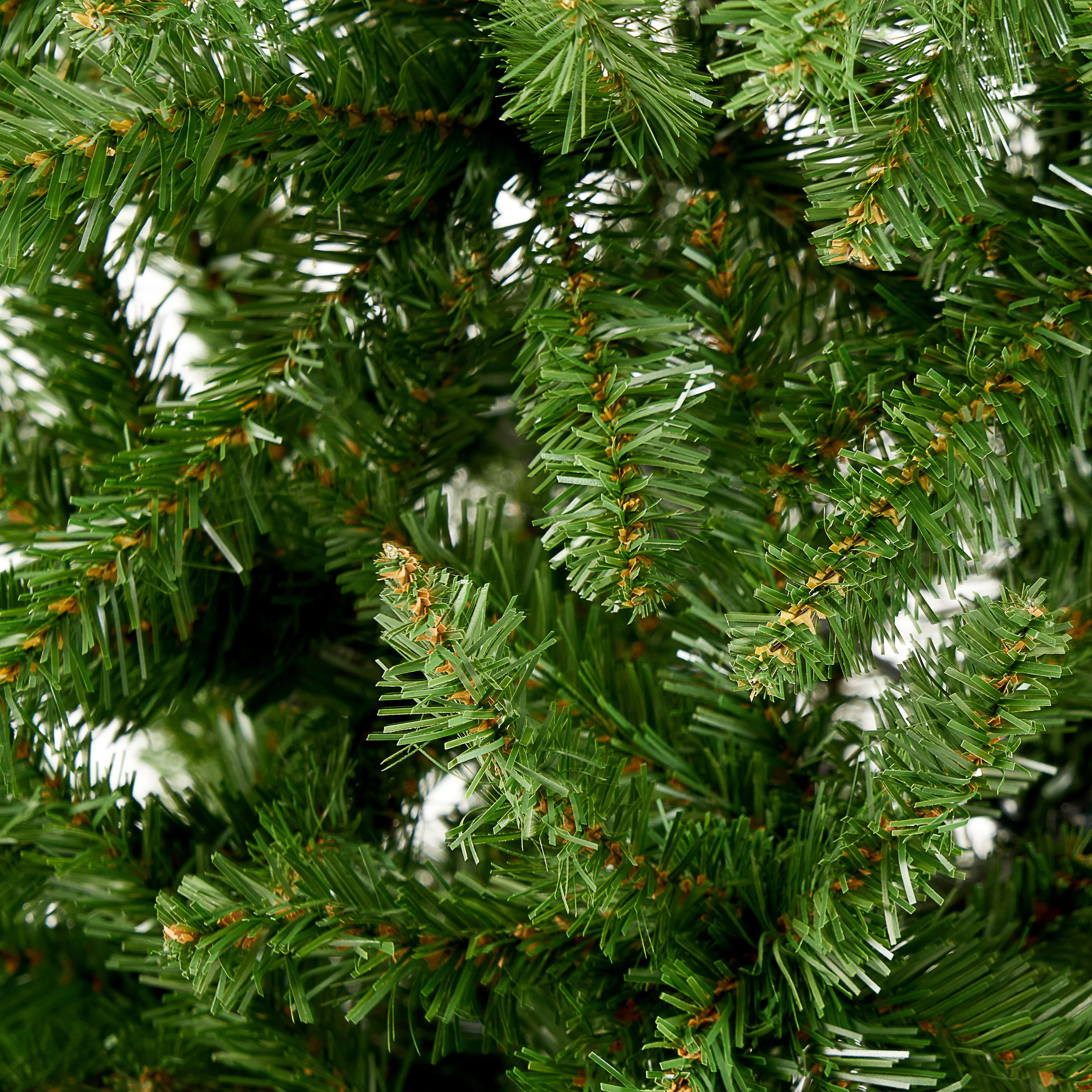 4.5-foot Norway Spruce Hinged Artificial Christmas Tree - furnishings