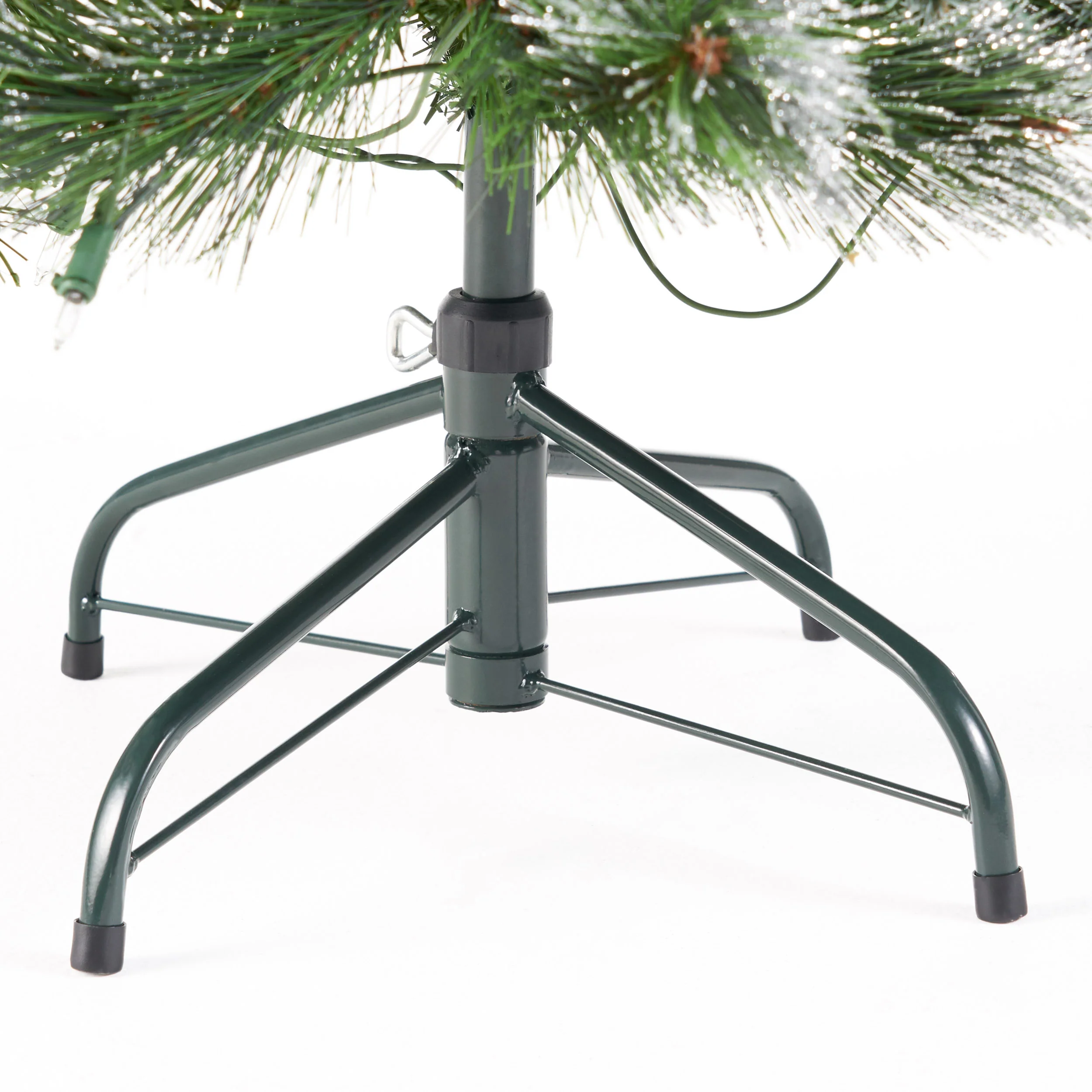 4.5-foot Mixed Spruce Hinged Artificial Christmas Tree with Glitter Branches, Red Berries, and Pinecones - furnbro