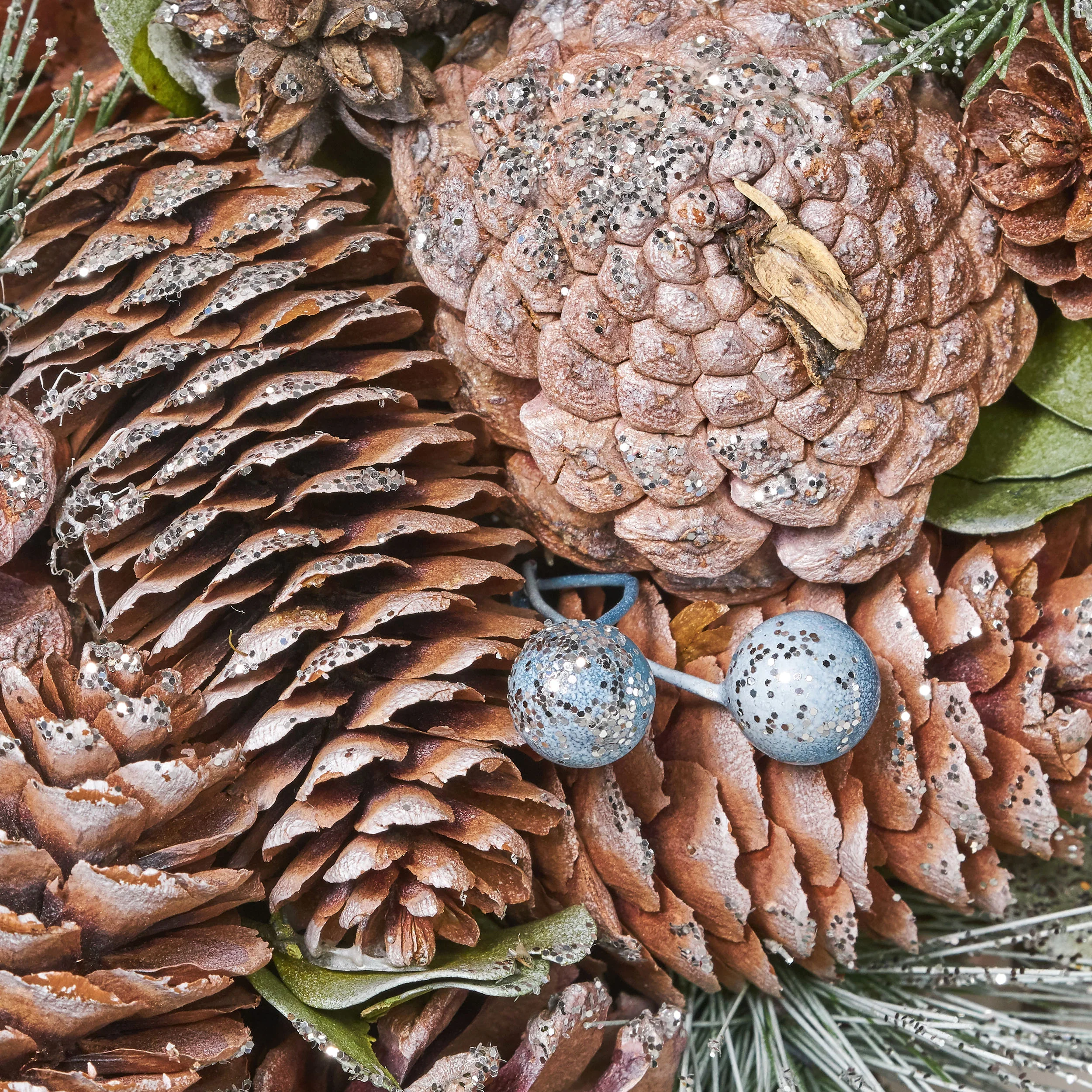 18.5 Inch Artificial Pinecone and Glitter Christmas Wreath - furnishings