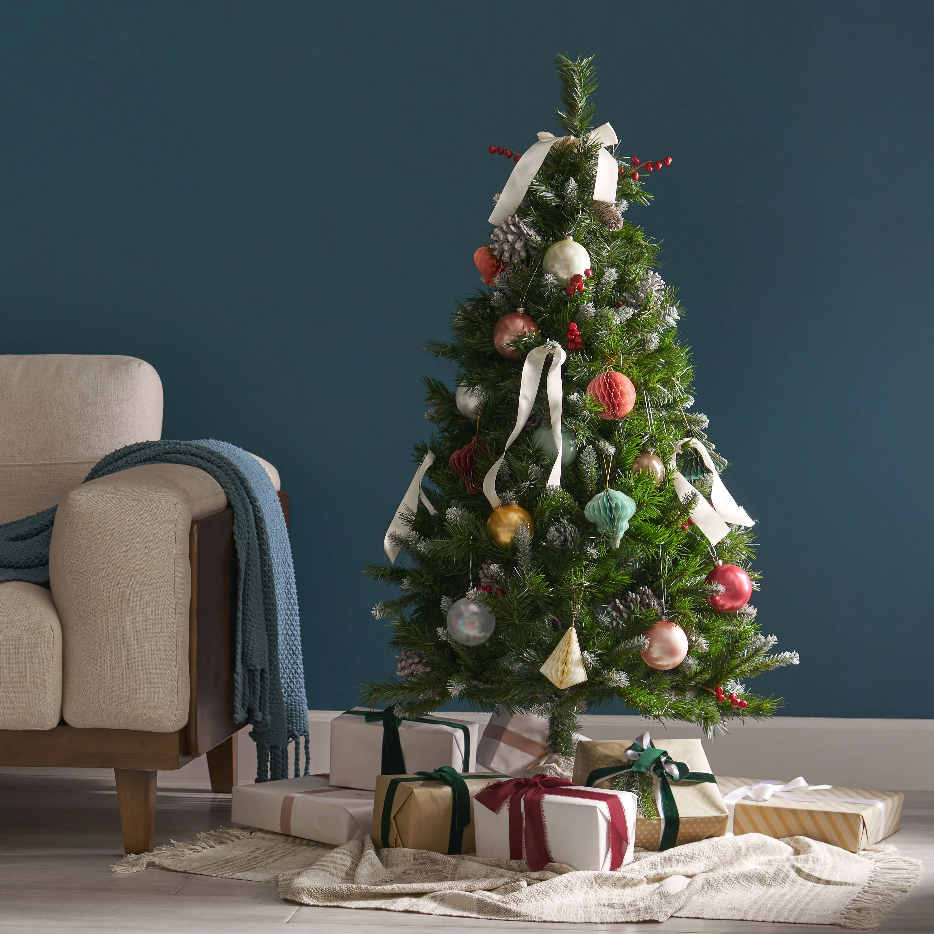 4.5-foot Mixed Spruce Hinged Artificial Christmas Tree with Frosted Branches, Red Berries, and Frosted Pinecones - furnbro