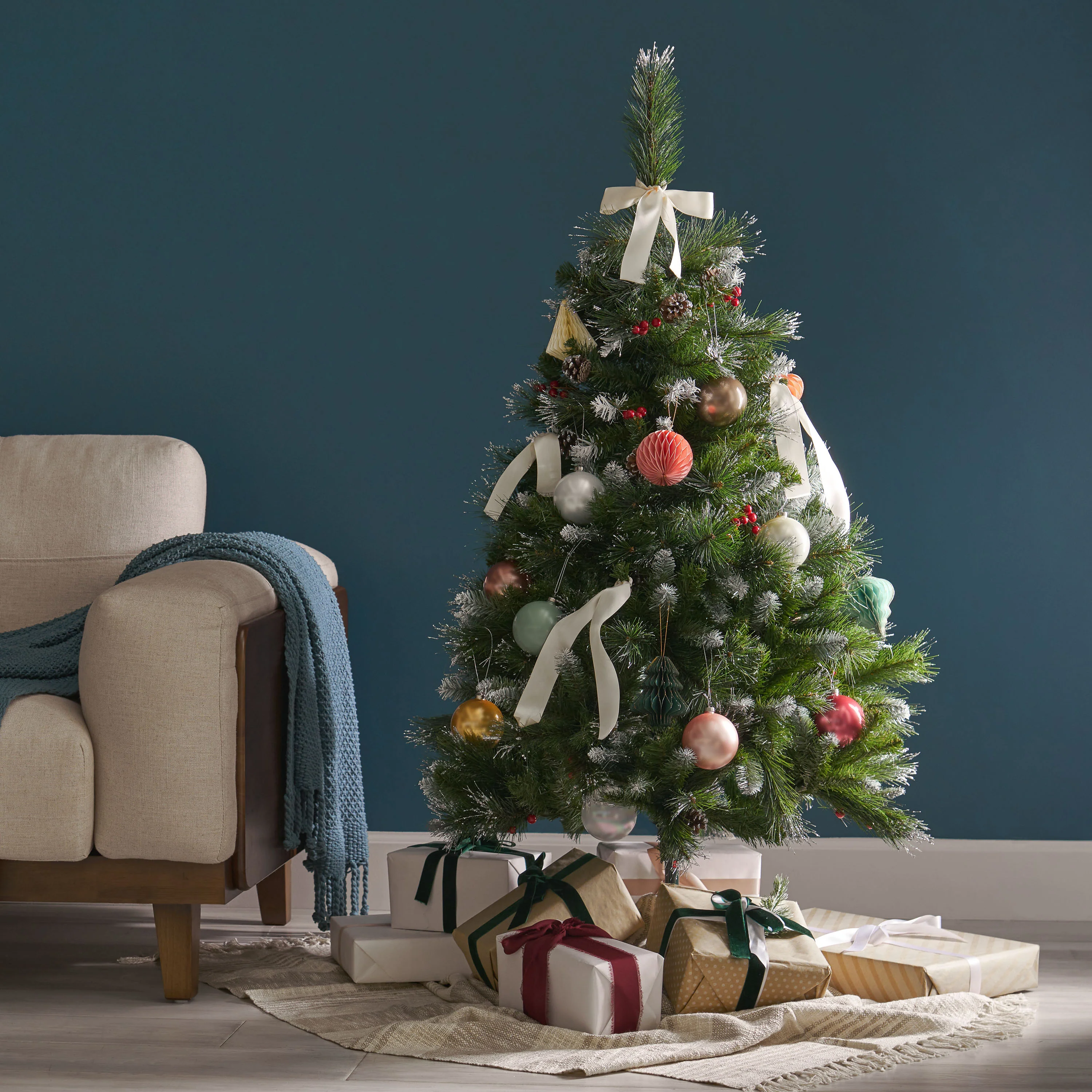 4.5-foot Mixed Spruce Hinged Artificial Christmas Tree with Glitter Branches, Red Berries, and Pinecones - furnbro