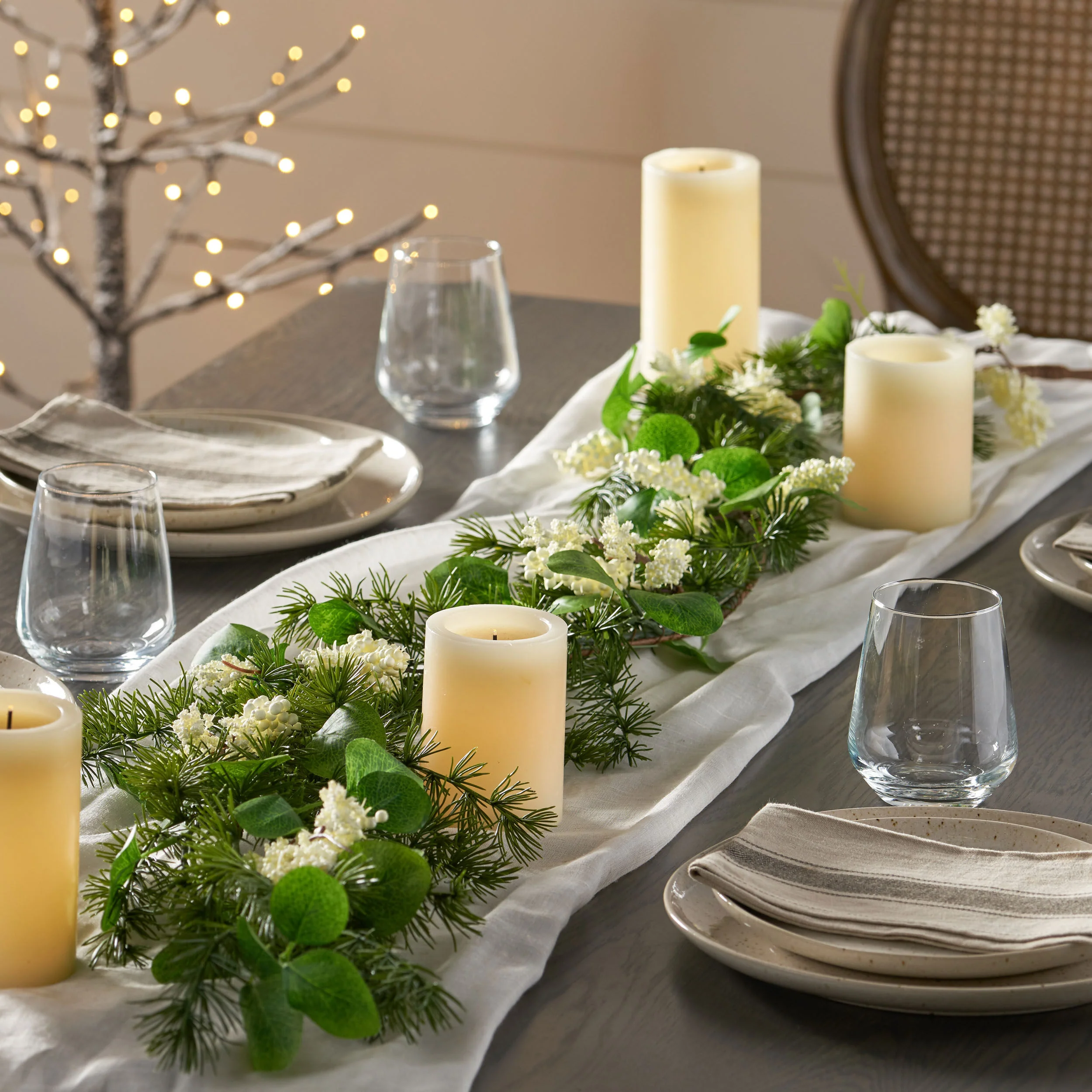 Loveren 5-foot Eucalyptus and Pine Artificial Garland with Berries - furnishings