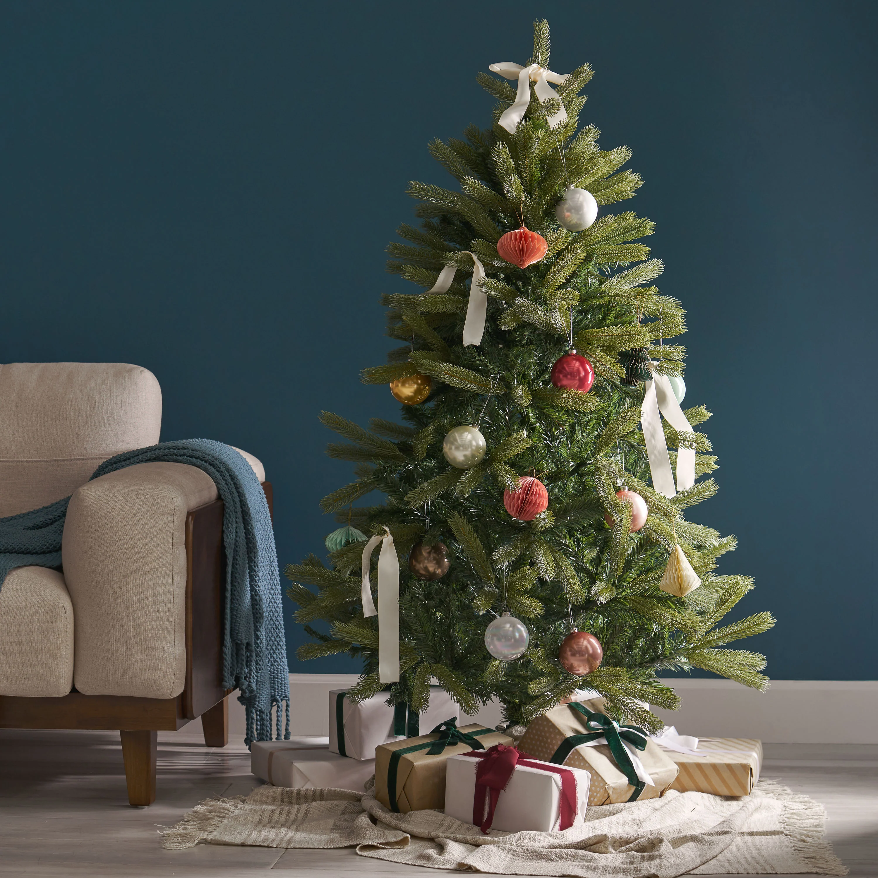 4.5-foot Mixed Spruce Hinged Artificial Christmas Tree - furnishings