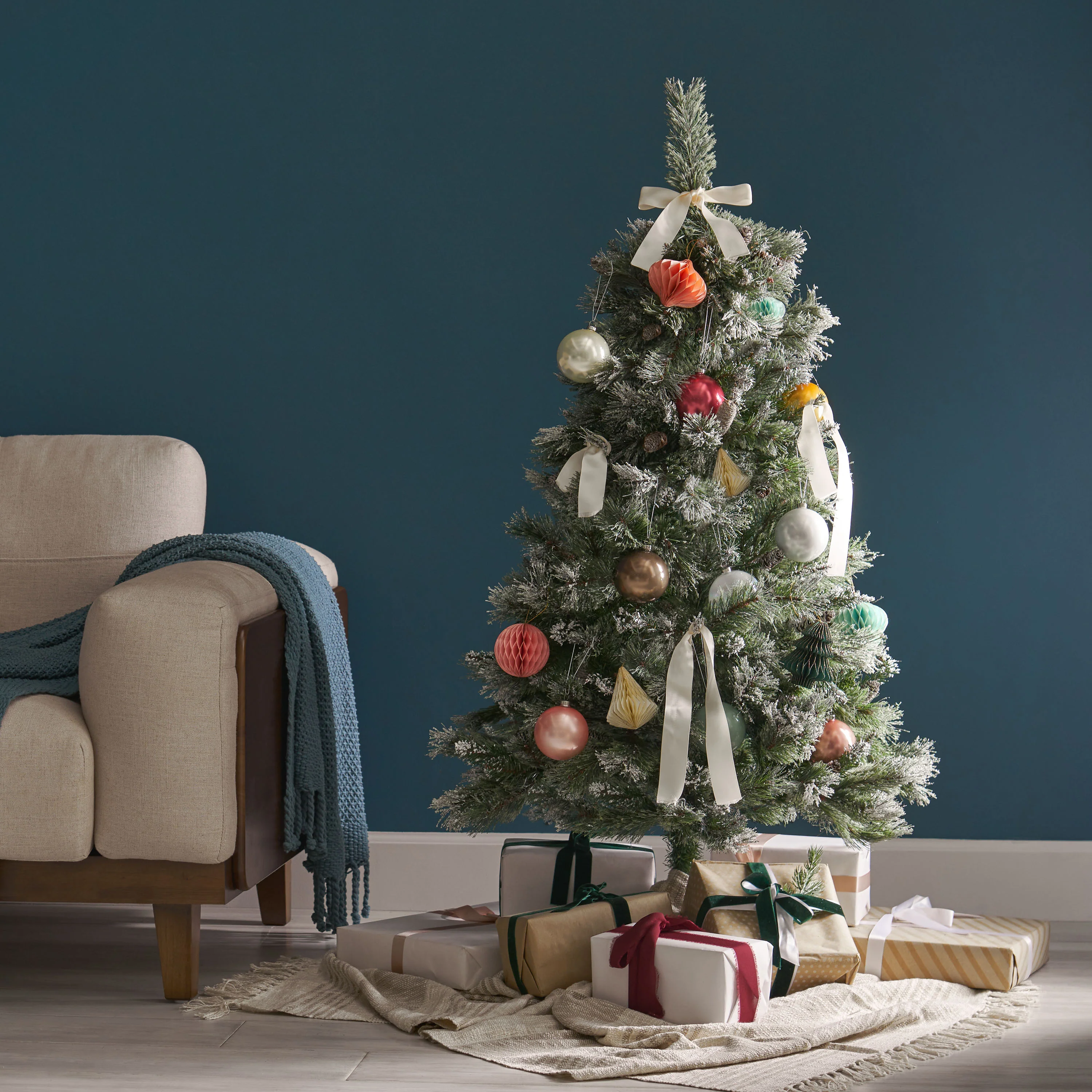 4.5-foot Cashmere Pine and Mixed Needles Hinged Artificial Christmas Tree with Snow and Glitter Branches and Frosted Pinecones - furnbro