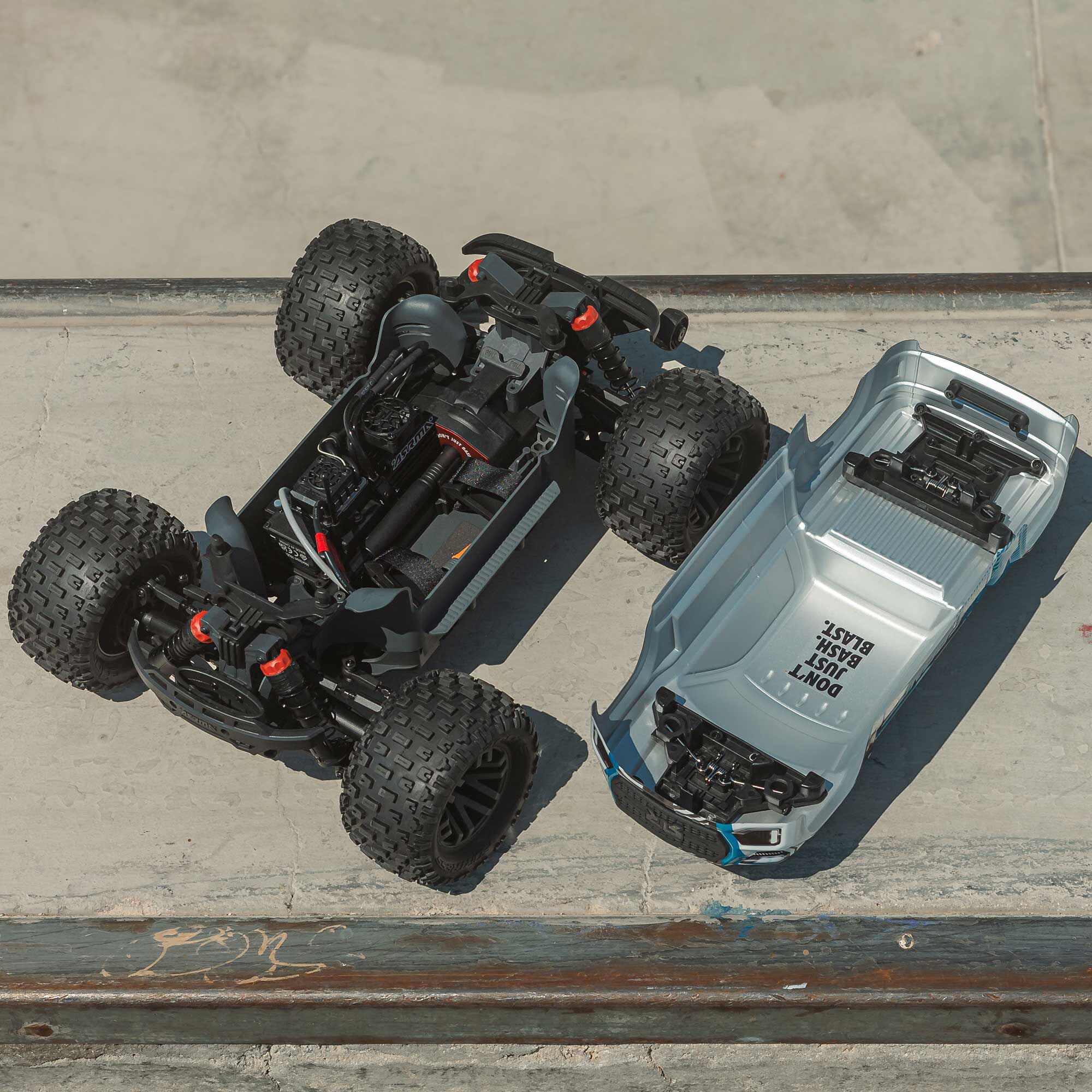 ARRMA 1/10 GRANITE 223S DSC 4X4 RTR Brushless Monster Truck, Blue