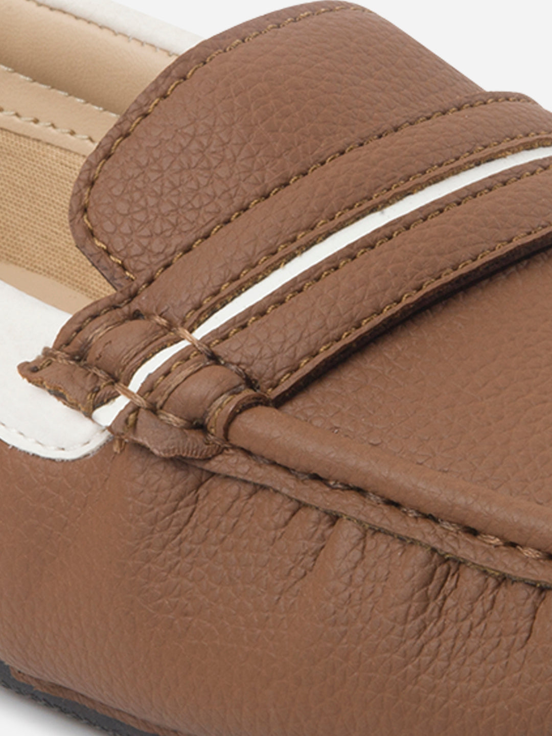 Pantofi loafers bărbați tan și alb, cu design color block, confortabili și la modă