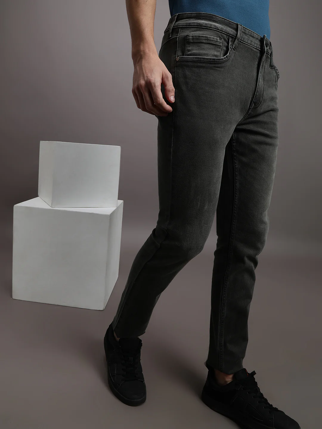 Black Solid Mid Rise Slim Tapered Casual Jean