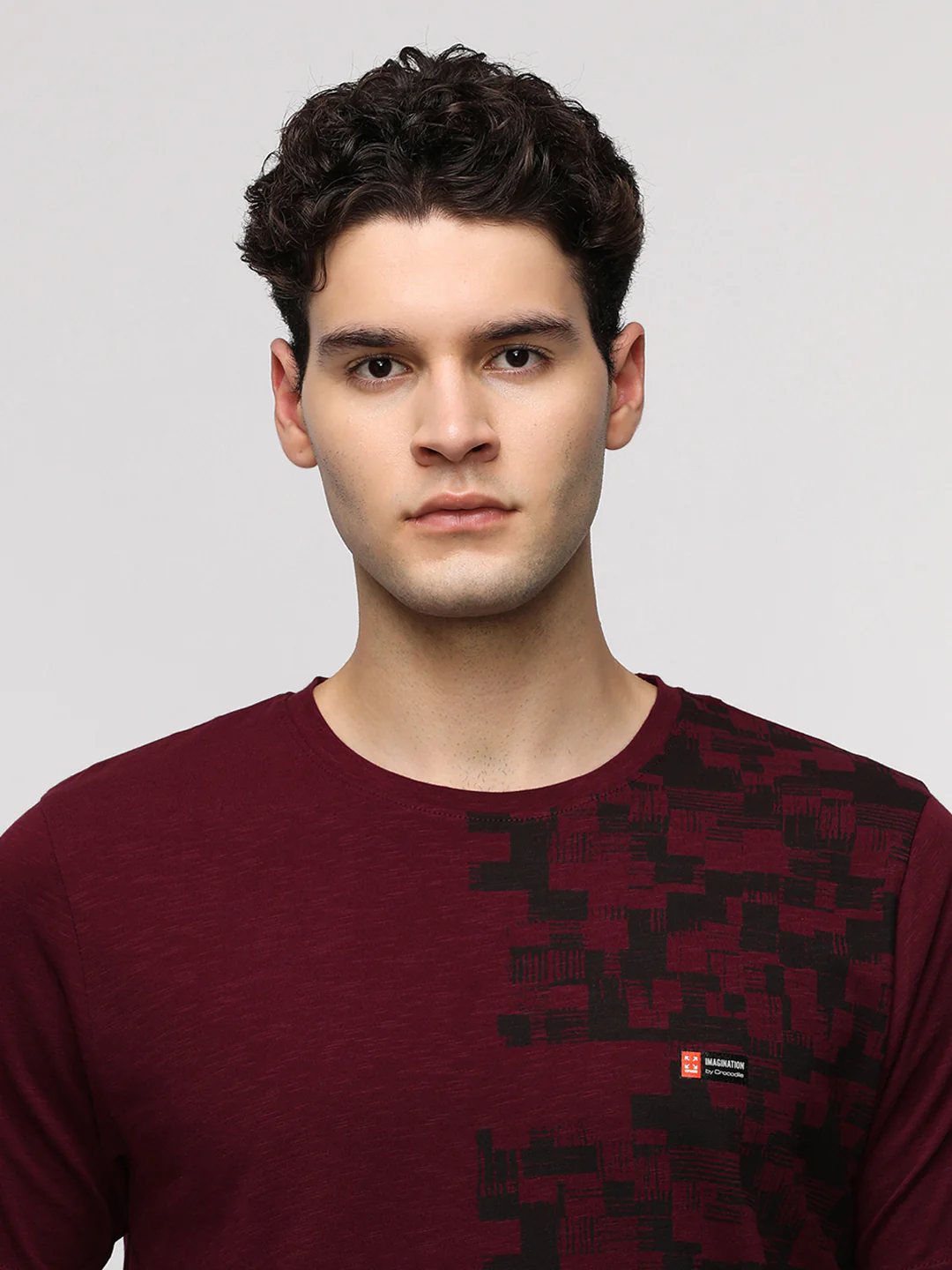Vertical Grunge Graphic Printed T-Shirt in Burgundy