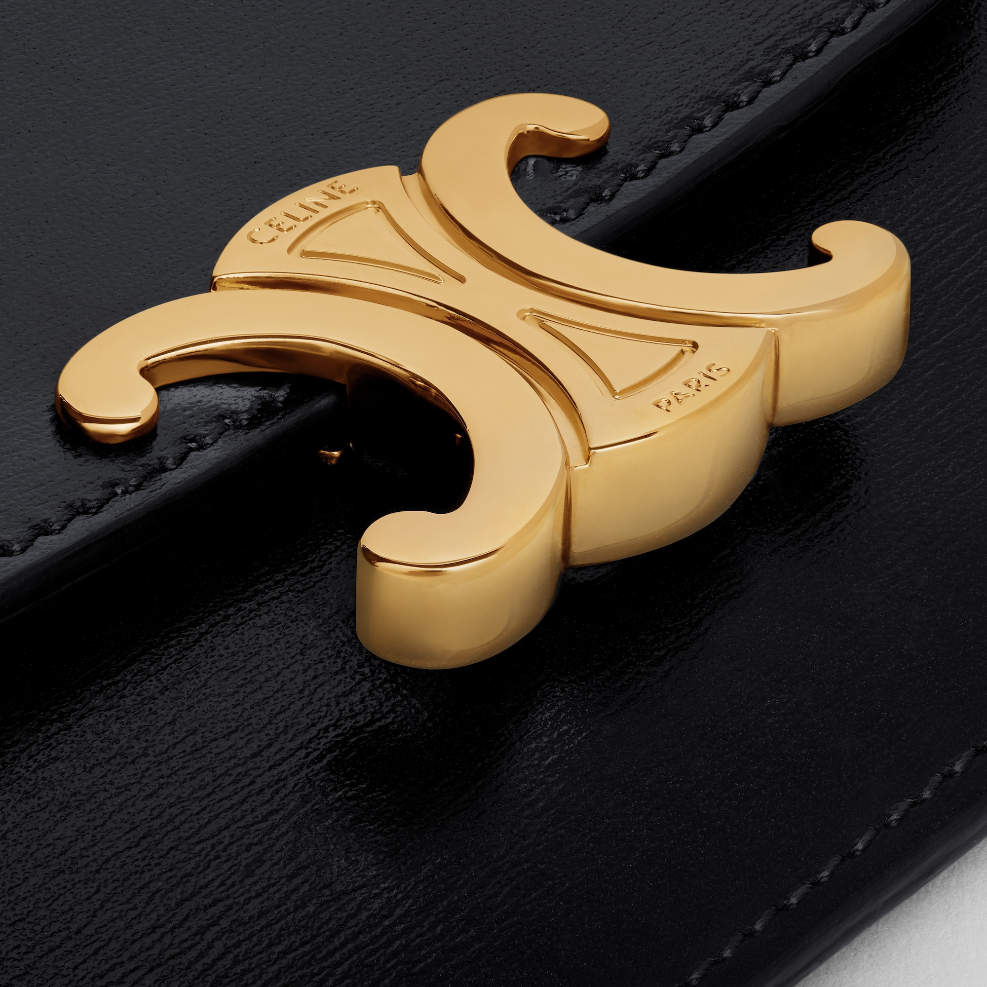 Replicate CARD HOLDER WITH FLAP TRIOMPHE IN SHINY CALFSKIN BLACK(1:1 replica)