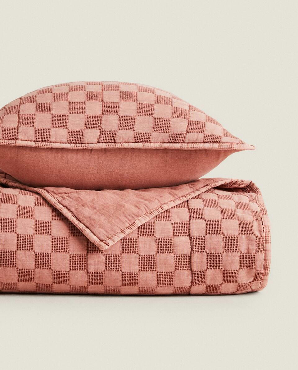 WAFFLE-KNIT QUILT