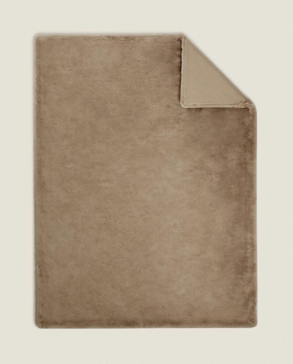 DOUBLE-TEXTURED FAUX FUR BLANKET