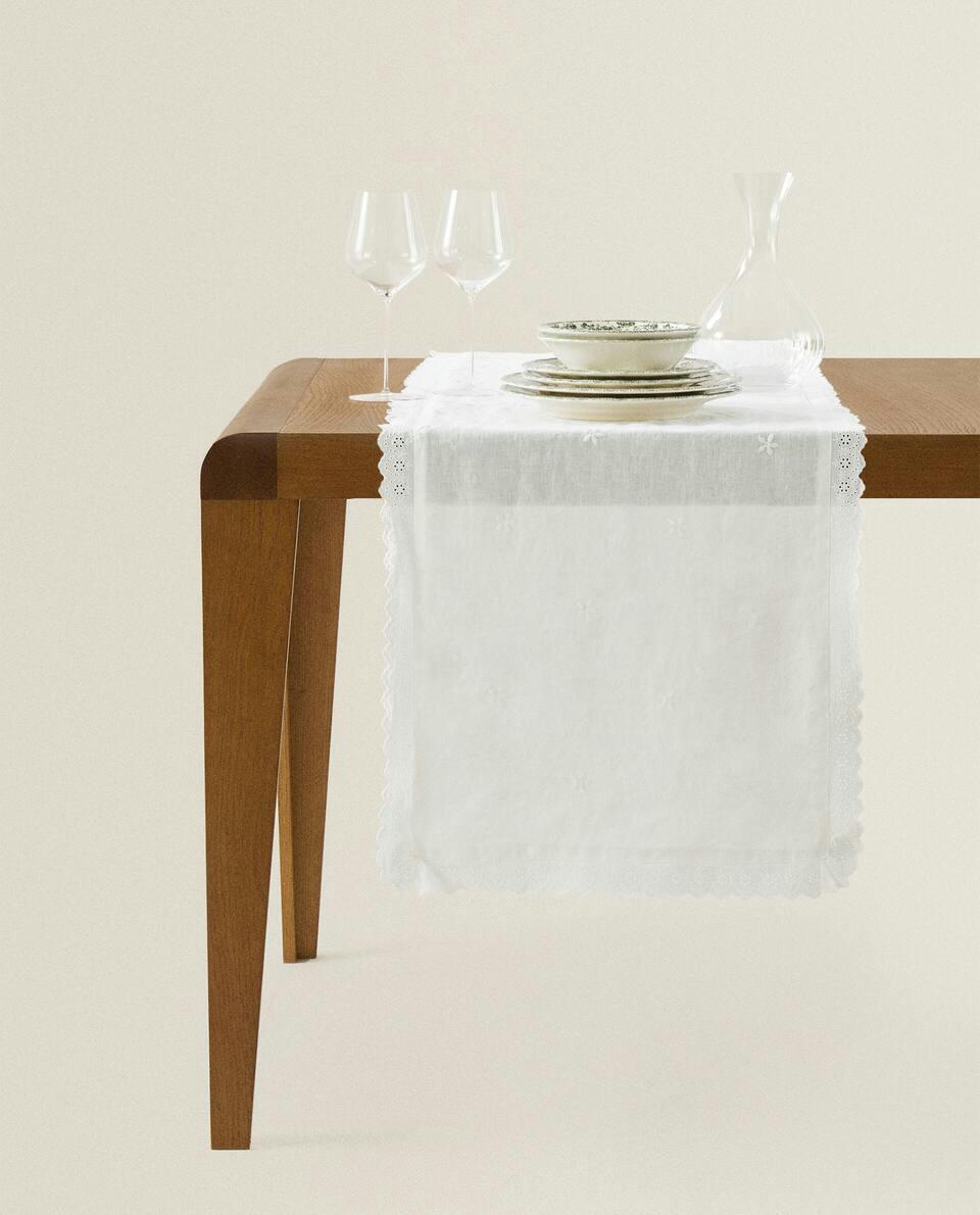 LINEN TABLE RUNNER LACE TRIM