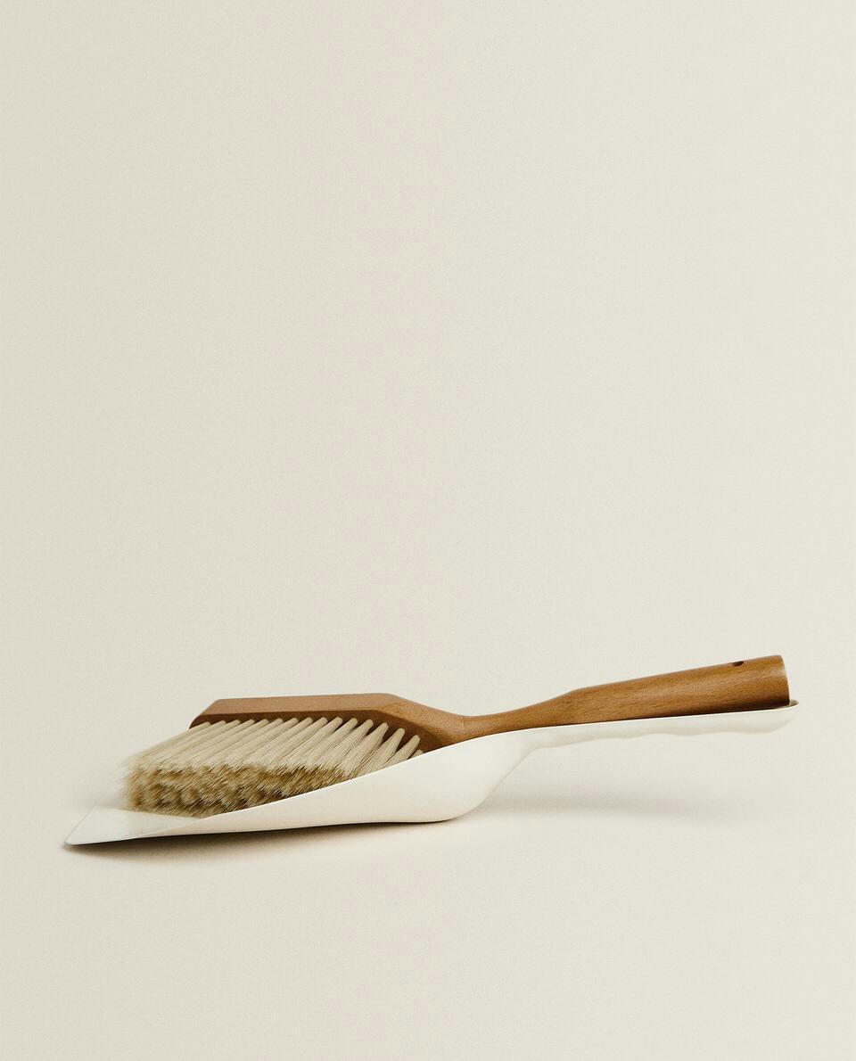 DUSTPAN AND BRUSH SET