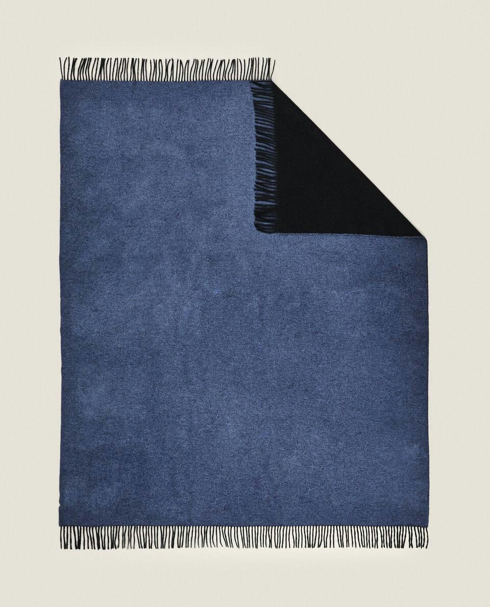 PLAIN-COLOURED BLANKET WITH FRINGE